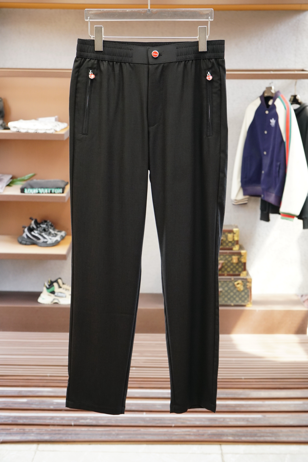 
Kiton 
码数M-XXXL
长裤凝聚精裁工艺，以卓越非凡的版型和华贵创新的材质讲述传承与创新的故事