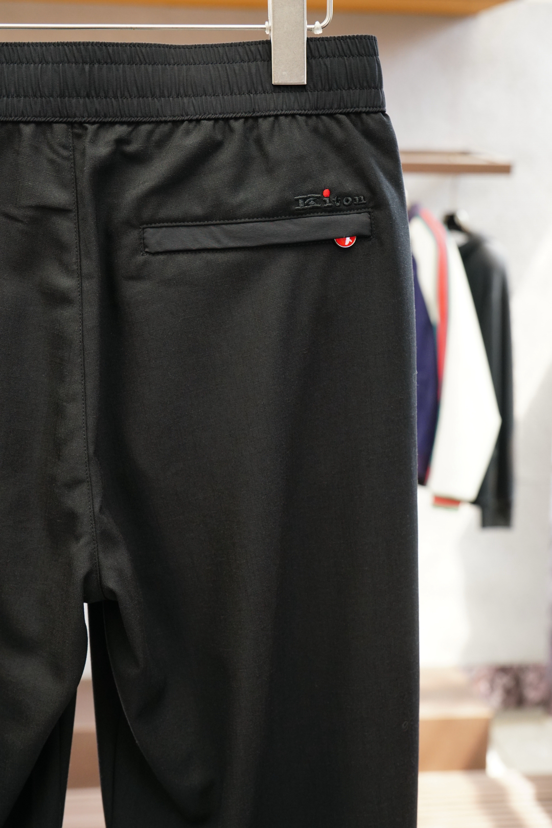 
Kiton 
码数M-XXXL
长裤凝聚精裁工艺，以卓越非凡的版型和华贵创新的材质讲述传承与创新的故事