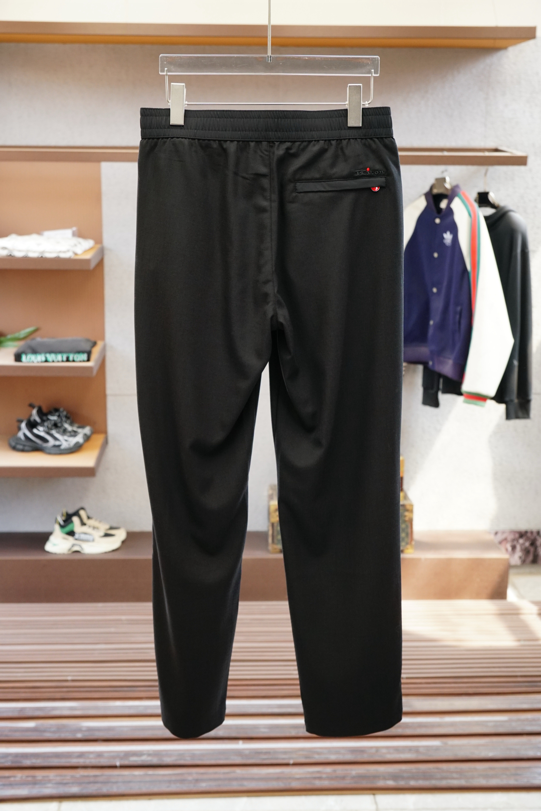 
Kiton 
码数M-XXXL
长裤凝聚精裁工艺，以卓越非凡的版型和华贵创新的材质讲述传承与创新的故事