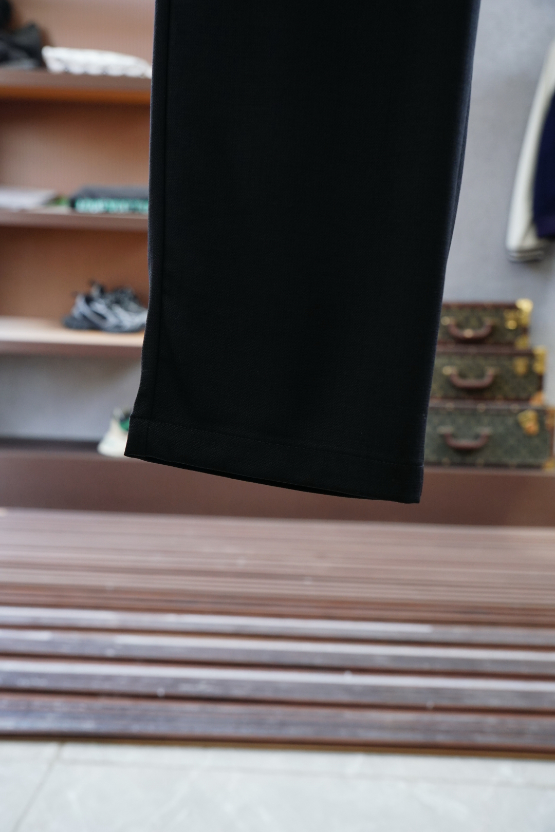 
lP。。
码数M-XXXL
长裤凝聚精裁工艺，以卓越非凡的版型和华贵创新的材质讲述传承与创新的故事。这