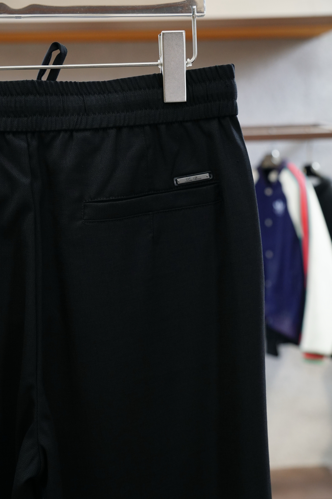 
lP。。
码数M-XXXL
长裤凝聚精裁工艺，以卓越非凡的版型和华贵创新的材质讲述传承与创新的故事。这