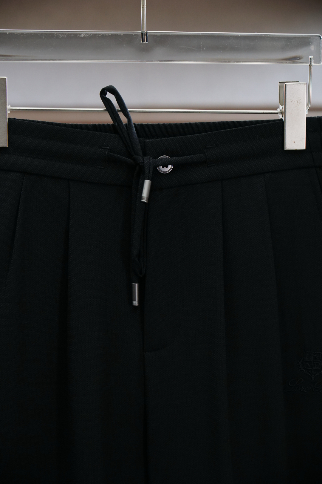 
lP。。
码数M-XXXL
长裤凝聚精裁工艺，以卓越非凡的版型和华贵创新的材质讲述传承与创新的故事。这