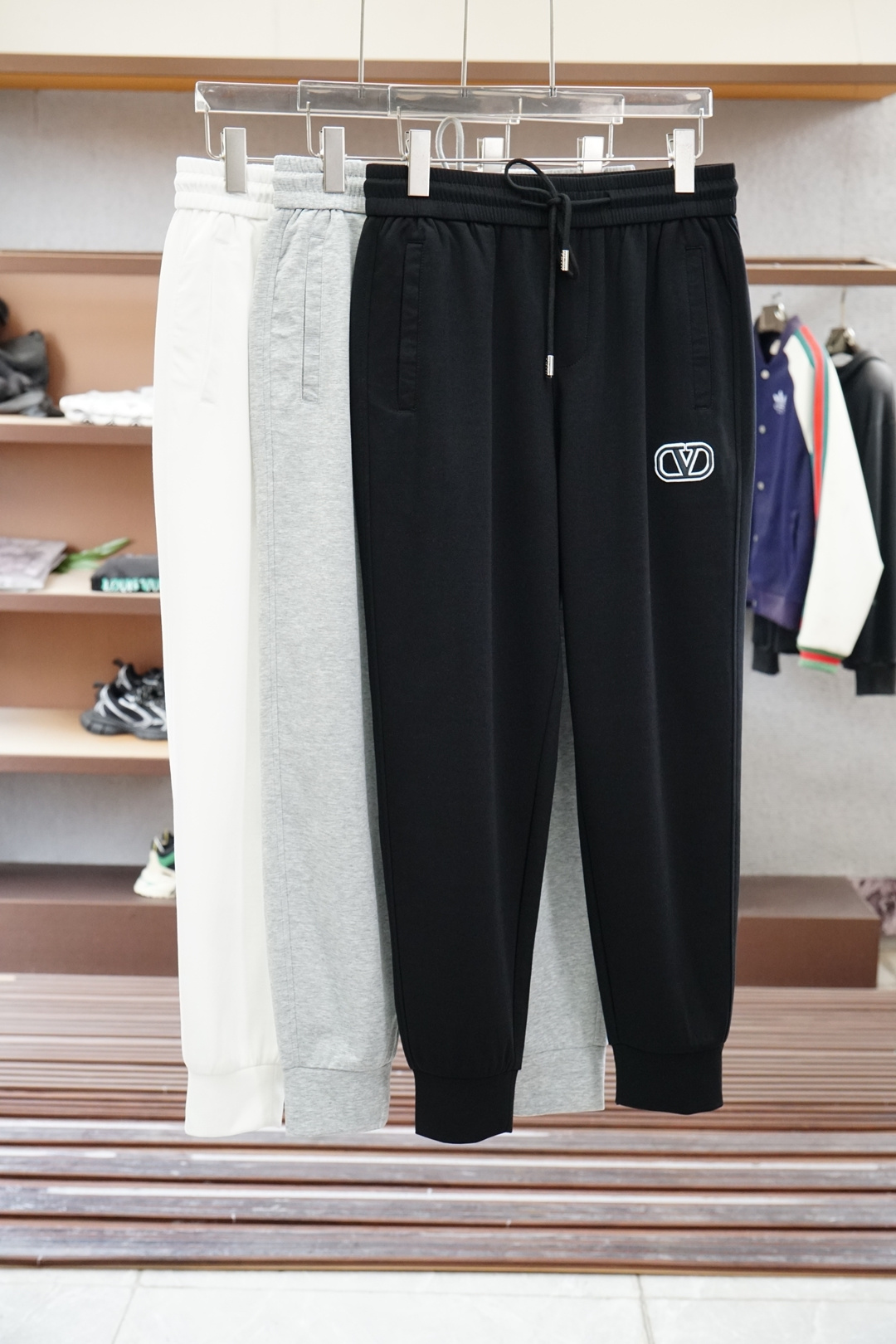 NO:424066,Valentino 1 Spring and Summer casual pants are a new interpretation of aesthetics, interpreting a strong style of style, with a strong sense of detail and design. The classic brand logo is used as a color combination to interpret classic brand fashion, adding luster to the overall shape. Imported fabrics are soft and comfortable. The inner woven surface is flat and comfortable, with excellent comfort, simple and unique charm. European trade channels, Italian overseas warehouse straight hair, and overseas boutique limited sales. 25 spring and summer new casual fashion sweatpants, this sweatpants adopt the design of a big brand to create a fashionable and trendy style, with exquisite details and excellent quality. The trousers are embellished with the iconic brand logo, highlighting the brand style, and creating fashionable and diverse styles. Imported fabrics are carefully crafted, soft and comfortable, and are skin-friendly and warm. They are a pair of pants that are comfortable at home and out. You can go out with a casual jacket and sweatshirt~  Size: M L XL 2XL 3XL M size waist 74-hip 98-trouser length 99-foot mouth 21 L size waist 78-trouser length 102-trouser length 99-foot mouth 22 XL size waist 82-trouser length 106-trouser length 100-foot mouth 23 2XL size waist 86-trouser length-110-trouser length 101-foot mouth 24 3XL size waist 90-trouser 114-trouser length 102-trouser 25, valentino, hoodie, sweatshirts, jackets & coats, alexander wang19860909华伦天奴1 春夏休闲裤子 美学的焕新诠释,演绎浓郁的格调型时尚风范,细节感和设计感强悍.经典品牌标识做为色彩搭配,演绎经典的品牌时尚,为整体造型增光添彩.进口面料,柔软舒适.内里织面平整 舒适度极佳,简洁而富有独特魅力. 欧洲贸易渠道,意大利海外仓直发,海外精品限定销售.25春夏新款休闲时尚卫裤,这款卫裤采用大牌的设计打造时尚潮流感,细节处理精致到位,展现超高的品质. 裤身上点缀标志性品牌标识,彰显品牌格调,打造时尚多样的造型.进口面料精心打造,柔软舒适,还亲肤保暖,是居家和外出都很舒适的一款裤子,随便搭个外套卫衣就可以出门啦~ 尺码:M L XL 2XL 3XL M码腰围74-臀围98-裤长99-脚口21 L码腰围78-臀围102-裤长99-脚口22 XL码腰围82-臀围106-裤长100-脚口23 2XL码腰围86-臀围-110-裤长101-脚口24 3XL码腰围90-臀围114-裤长102-脚口25,,valentino,hoodie,sweatshirts,jackets & coats,alexander wang,Men's clothing