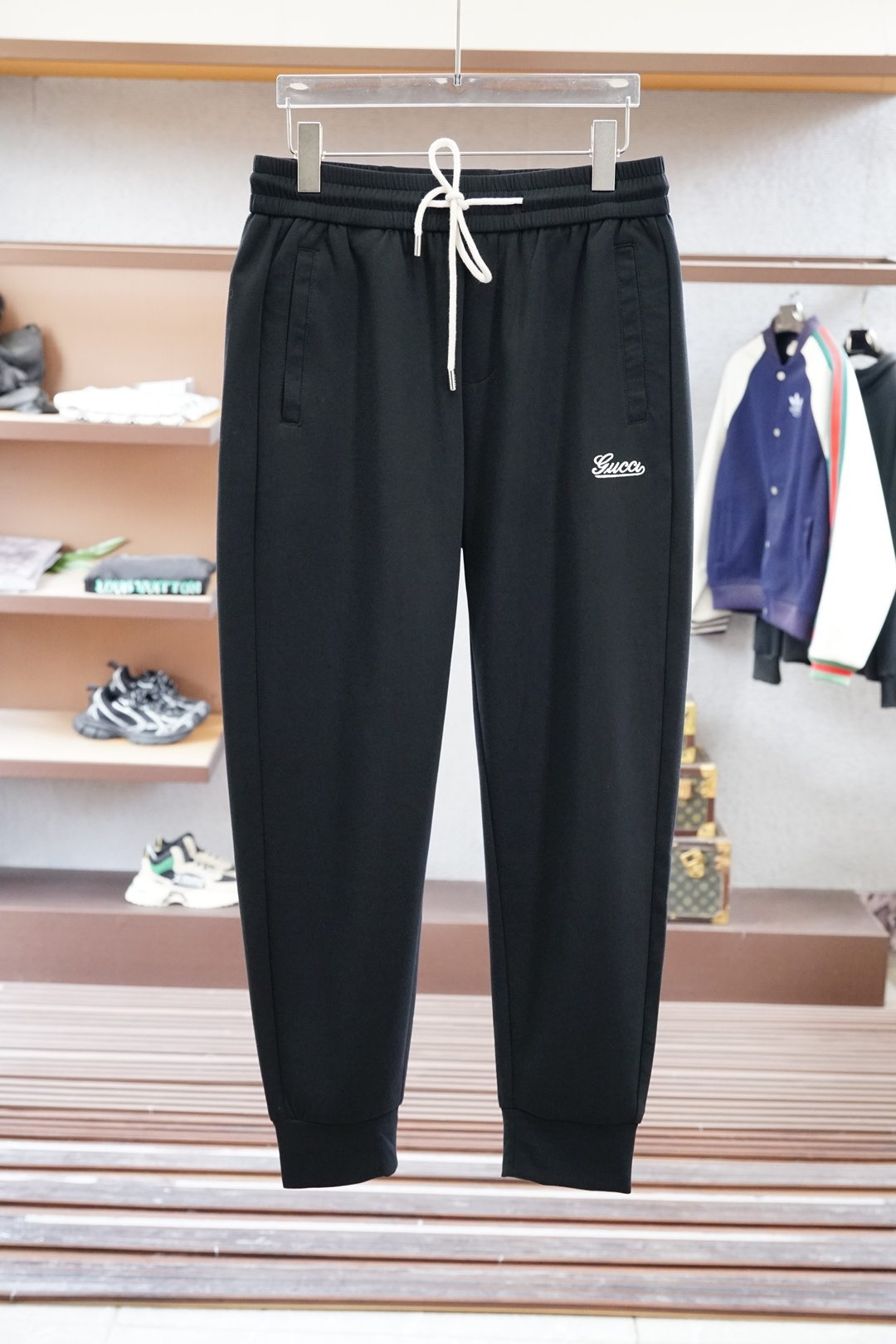 NO:424072,Gucci. Spring and summer casual pants are a new aesthetic interpretation, interpreting a strong style and fashionable style, with a strong sense of detail and design. The classic brand logo is used as a color combination to interpret classic brand fashion, adding luster to the overall shape. Imported fabrics are soft and comfortable. The inner woven surface is flat and has excellent comfort, simple and unique charm. European trade channels, Italian overseas warehouse straight hair, and overseas boutique limited sales. 25 spring and summer new casual fashion sweatpants, this sweatpants adopt the design of a big brand to create a fashionable and trendy style, with exquisite details and in place, showing super high quality.  The trousers are decorated with iconic brand logos, highlighting the brand style, creating fashionable and diverse styles. Imported fabrics are carefully crafted, soft and comfortable, and are skin-friendly and warm. They are a pair of pants that are comfortable at home and out. You can go out with a casual jacket and sweatshirt~ Size: M L XL 2XL 3XL M size waist 74-hip 98-trouser length 99-foot mouth 21 L size waist 78-trouser length 102-trouser length 99-foot mouth 22 XL size waist 82-trouser length 106-trouser length 100-foot mouth 23 2XL size waist 86-trouser length-110-trouser length 101-foot mouth 24 3XL size waist 90-hip 114-trouser length 102-trouser mouth 25, gucci, hoodie, sweatshirts, jackets &  coats,alexander wang19860909Gucci 古奇. 春夏休闲裤子 美学的焕新诠释,演绎浓郁的格调型时尚风范,细节感和设计感强悍.经典品牌标识做为色彩搭配,演绎经典的品牌时尚,为整体造型增光添彩.进口面料,柔软舒适.内里织面平整 舒适度极佳,简洁而富有独特魅力. 欧洲贸易渠道,意大利海外仓直发,海外精品限定销售.25春夏新款休闲时尚卫裤,这款卫裤采用大牌的设计打造时尚潮流感,细节处理精致到位,展现超高的品质. 裤身上点缀标志性品牌标识,彰显品牌格调,打造时尚多样的造型.进口面料精心打造,柔软舒适,还亲肤保暖,是居家和外出都很舒适的一款裤子,随便搭个外套卫衣就可以出门啦~ 尺码:M L XL 2XL 3XL M码腰围74-臀围98-裤长99-脚口21 L码腰围78-臀围102-裤长99-脚口22 XL码腰围82-臀围106-裤长100-脚口23 2XL码腰围86-臀围-110-裤长101-脚口24 3XL码腰围90-臀围114-裤长102-脚口25,,gucci,hoodie,sweatshirts,jackets & coats,alexander wang,Men's clothing