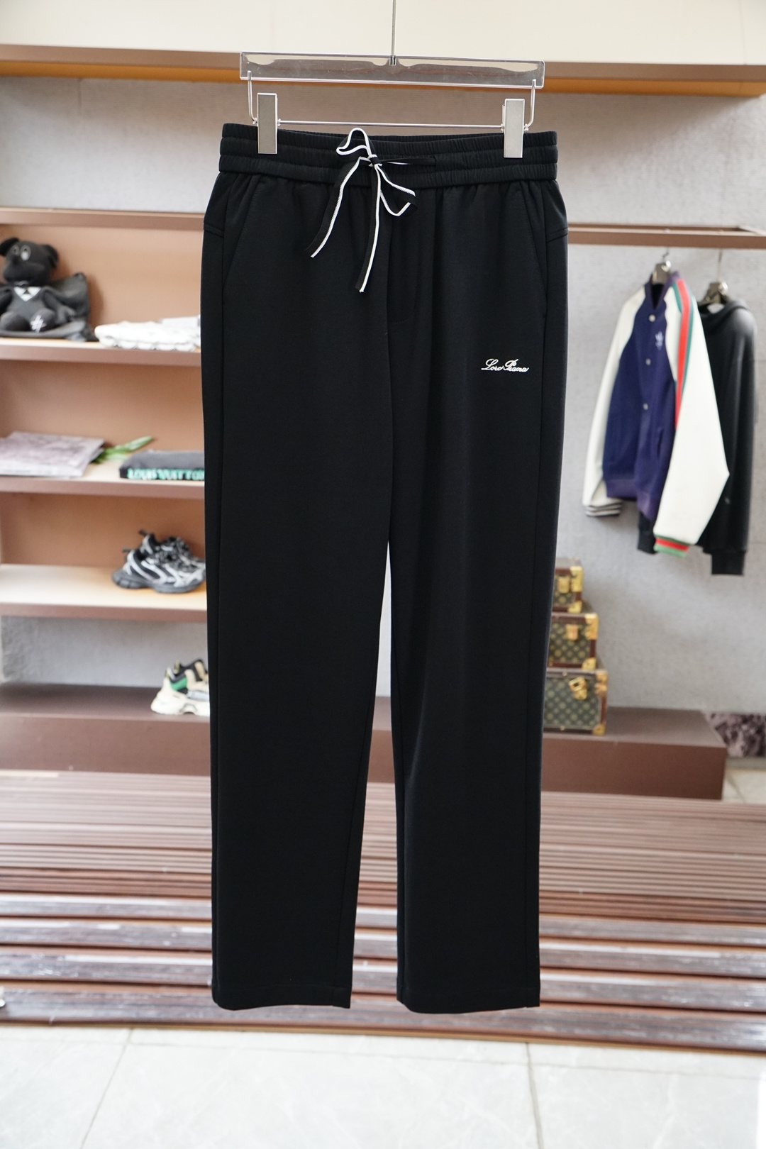 NO:424104,LP-Men's casual pants Ultra-thin air cotton fabric casual pants, the latest top-body style is invincible!  This pants are very versatile, elastic waist, and can be worn for daily work. They are the perfect combination of fashionable and leisure and outdoor sports, so whether you wear them normally or outdoors, they are your best choice. Extreme comfort and quick sweating are the most popular key points, improving the comfort of wearing and suitable for aerobics and trail running conditions. This style is a jogging casual pants with an extremely wide range of applications, allowing you to naturally maintain a love for sports in summer, or you can wear them in casual life. Size M-3XL, black and red, loro piano, alexander wang19860909LP-男士休闲裤 超薄空气棉面料休闲裤,最新款上身版型无敌正！ 绝对可以闭眼收的一款 此款裤子非常百搭,弹力腰围,日常上班 户外运动都可以穿着,是时尚休闲与户外运动的完美结合,所以无论您平时穿或者户外穿都是您的最佳选择. 极致舒适和快速排汗是备受青睐的重点,提升穿着舒适度,适合有氧运动和越野跑条件下穿着,此款是一件适用范围极其广泛的跑步休闲裤,让你在夏天自然可以保持对运动热爱,也可以在休闲生活中穿着 尺码M-3XL, 颜色黑色红,,loro piana,alexander wang,Men's clothing