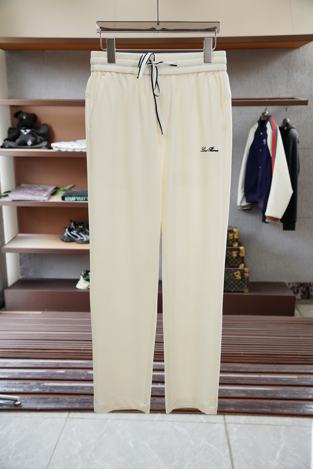 NO:424098,Prada - Men's casual pants Ultra-thin air cotton fabric casual pants, the latest top-body style is invincible!  This pants are very versatile, elastic waist, and can be worn for daily work. They are the perfect combination of fashionable and casual and outdoor sports, so whether you wear them normally or outdoors, they are your best choice. Extreme comfort and quick sweating are the most popular key points, improving the comfort of wearing and suitable for aerobics and trail running conditions. This style is a jogging casual pants with an extremely wide range of applications, allowing you to naturally maintain a love for sports in summer, or you can wear them in casual life. Size M-3XL, color black and blue, prada, prada, alexander wang19860909Prada普拉达-男士休闲裤 超薄空气棉面料休闲裤,最新款上身版型无敌正！ 绝对可以闭眼收的一款 此款裤子非常百搭,弹力腰围,日常上班 户外运动都可以穿着,是时尚休闲与户外运动的完美结合,所以无论您平时穿或者户外穿都是您的最佳选择. 极致舒适和快速排汗是备受青睐的重点,提升穿着舒适度,适合有氧运动和越野跑条件下穿着,此款是一件适用范围极其广泛的跑步休闲裤,让你在夏天自然可以保持对运动热爱,也可以在休闲生活中穿着 尺码M-3XL, 颜色黑色蓝,,prada,prada,alexander wang,Men's clothing