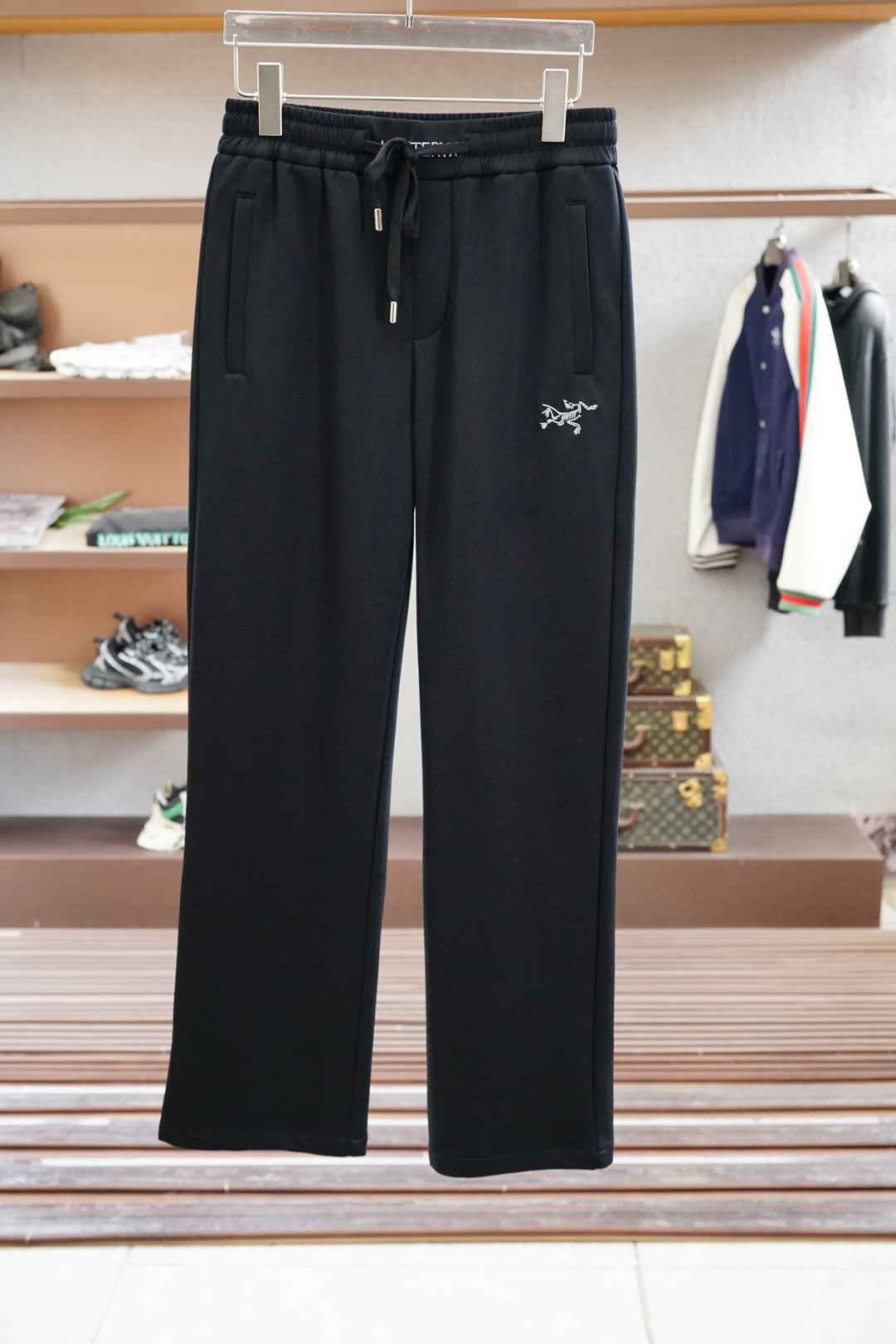 NO:424090,Prada - Men's casual pants Ultra-thin air cotton fabric casual pants, the latest top-body style is invincible!  This pants are very versatile, elastic waistline, and can be worn for daily work. They are the perfect combination of fashionable and casual and outdoor sports, so whether you wear them normally or outdoors, they are your best choice. Extreme comfort and quick sweating are the most popular key points, improving the comfort of wearing and suitable for aerobics and trail running conditions. This style is a running casual pants with an extremely wide range of applications, allowing you to naturally maintain a love for sports in summer, or you can wear them in casual life. Size M-3XL, color black blue rice, prada, prada, alexander wang19860909Prada普拉达-男士休闲裤 超薄空气棉面料休闲裤,最新款上身版型无敌正！ 绝对可以闭眼收的一款 此款裤子非常百搭,弹力腰围,日常上班 户外运动都可以穿着,是时尚休闲与户外运动的完美结合,所以无论您平时穿或者户外穿都是您的最佳选择. 极致舒适和快速排汗是备受青睐的重点,提升穿着舒适度,适合有氧运动和越野跑条件下穿着,此款是一件适用范围极其广泛的跑步休闲裤,让你在夏天自然可以保持对运动热爱,也可以在休闲生活中穿着 尺码M-3XL, 颜色黑色蓝米,,prada,prada,alexander wang,Men's clothing