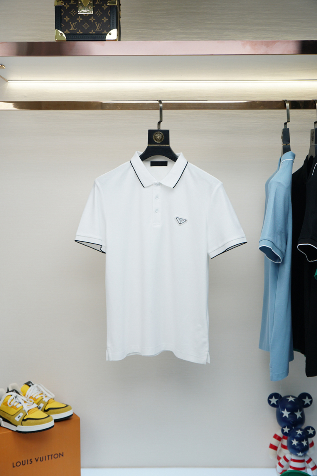 NO:424075,Prada - PRADA Business and casual commuting style, fine channels! The aesthetic British cutting art shows the charm of men. Spring and summer 25 exclusive logo Polo shirt short-sleeved T-shirt. The classic lapel cutting process has never stopped. It is neither monotonous nor complicated. The craftsmanship highlights the British style! Customer-supplied hexagonal Zhu Di fabric, made of micro knitting technology, with a comfortable texture and skin-friendly feel, and the details and touch are even more wonderful. Different from inferior and severely dyed Polo shirts. The overall thread is neat and symmetrical from the inside to the outside. The craftsmanship quilting structure is seamless. The iconic colored knitted neckline design is neat and detailed and not easy to change, and the exquisite craftsmanship is impeccable. It originates from the classics of P home. The color of the digital machine wraps and embroidery is symmetrical and unified. The chest logo badge embroidery is embroidered, and the original embroidery craftsmanship is full and three-dimensional.  Color Black Blue Number of codes M L XL 2XL 3XL,,prada,prada,T-shirt,tees,t-shirt,alexander wang19860909普拉达-PRADA 商务休闲通勤款,渠道精品!唯美主义的英式裁剪艺术尽显男士魅力风采. 25春夏 专属标识Polo衫短袖T恤 经典的翻领裁剪工艺从未停止.既不单调也不复杂,匠心之作彰显英伦格调! 客供六角朱棣面料,由微型针织工艺制作,手感质感舒适亲肤,细节感和触感柔更是美妙绝伦.区别劣质严重染色品Polo衫. 整体由内到外走线工整对称.工艺化绗缝结构做到了天衣无缝.标志性的彩条针织领口设计工整细致不易变型,精湛的工艺感无懈可击. 源于P家的经典.数械裹绣色泽匀称统一.胸前标识徽章刺绣,器械针点原始刺绣工艺的杰作,饱满立体. 颜色 黑色 蓝色 码数 M L XL 2XL 3XL,,prada,prada,T-shirt,tees，t-shirt,alexander wang,Men's clothing