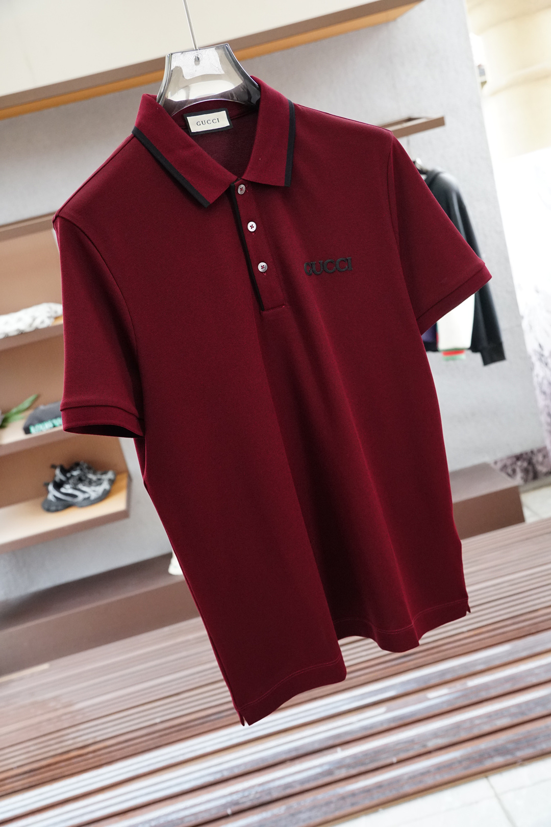 Gucci 古奇
专柜同步2025ss夏季新品,男士胸前经典徽标标识商务休闲撞色领短袖Polo衫!贸易