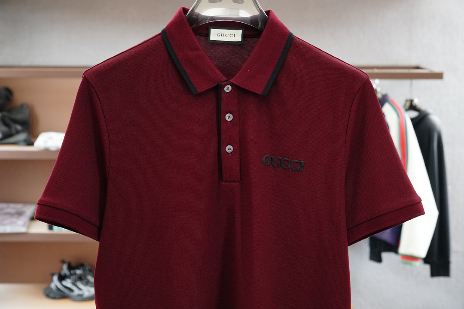 Gucci 古奇
专柜同步2025ss夏季新品,男士胸前经典徽标标识商务休闲撞色领短袖Polo衫!贸易