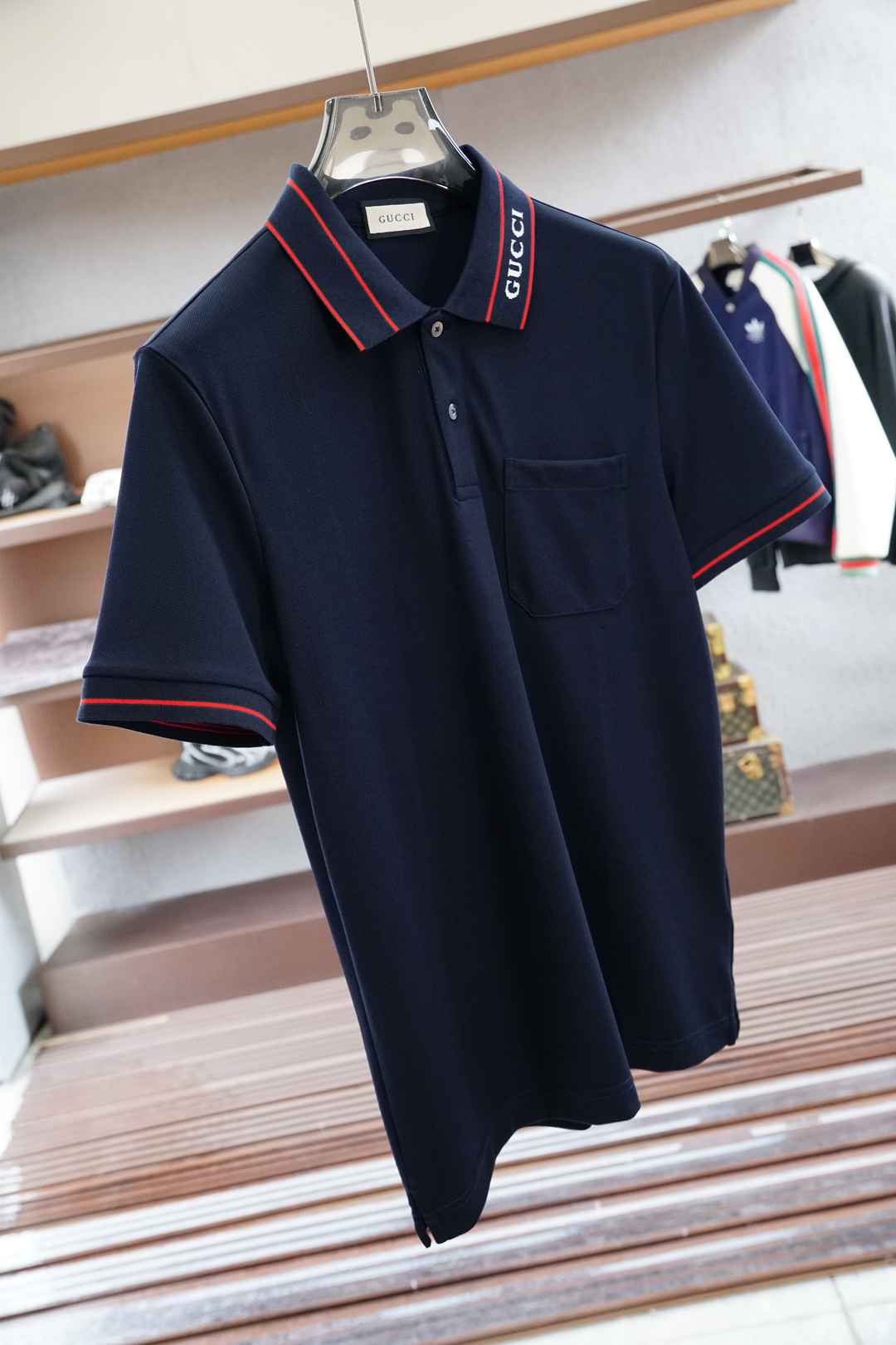 Gucci 古奇
专柜同步2025ss夏季新品,男士胸前经典徽标标识商务休闲撞色领短袖Polo衫!贸易