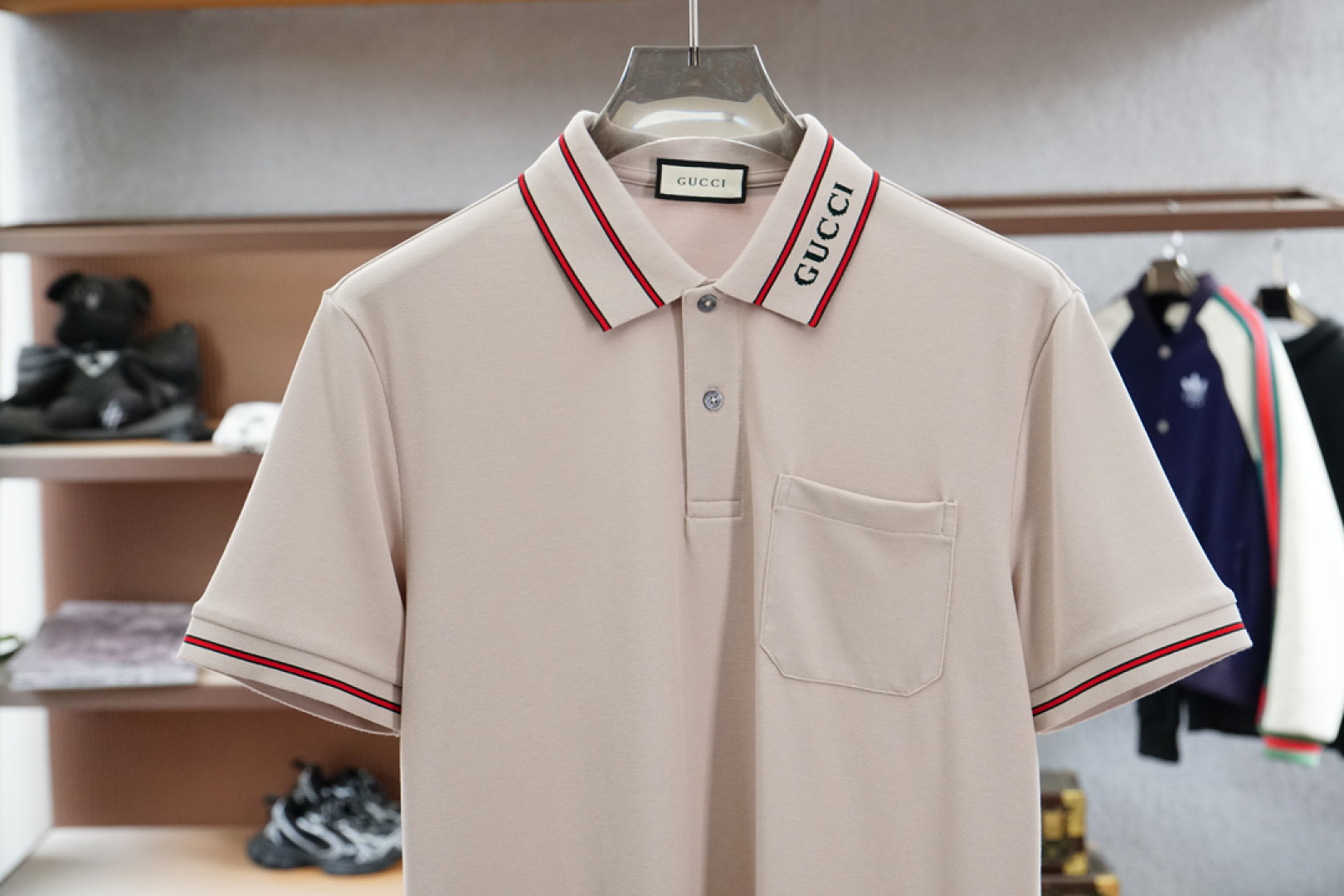 Gucci 古奇
专柜同步2025ss夏季新品,男士胸前经典徽标标识商务休闲撞色领短袖Polo衫!贸易