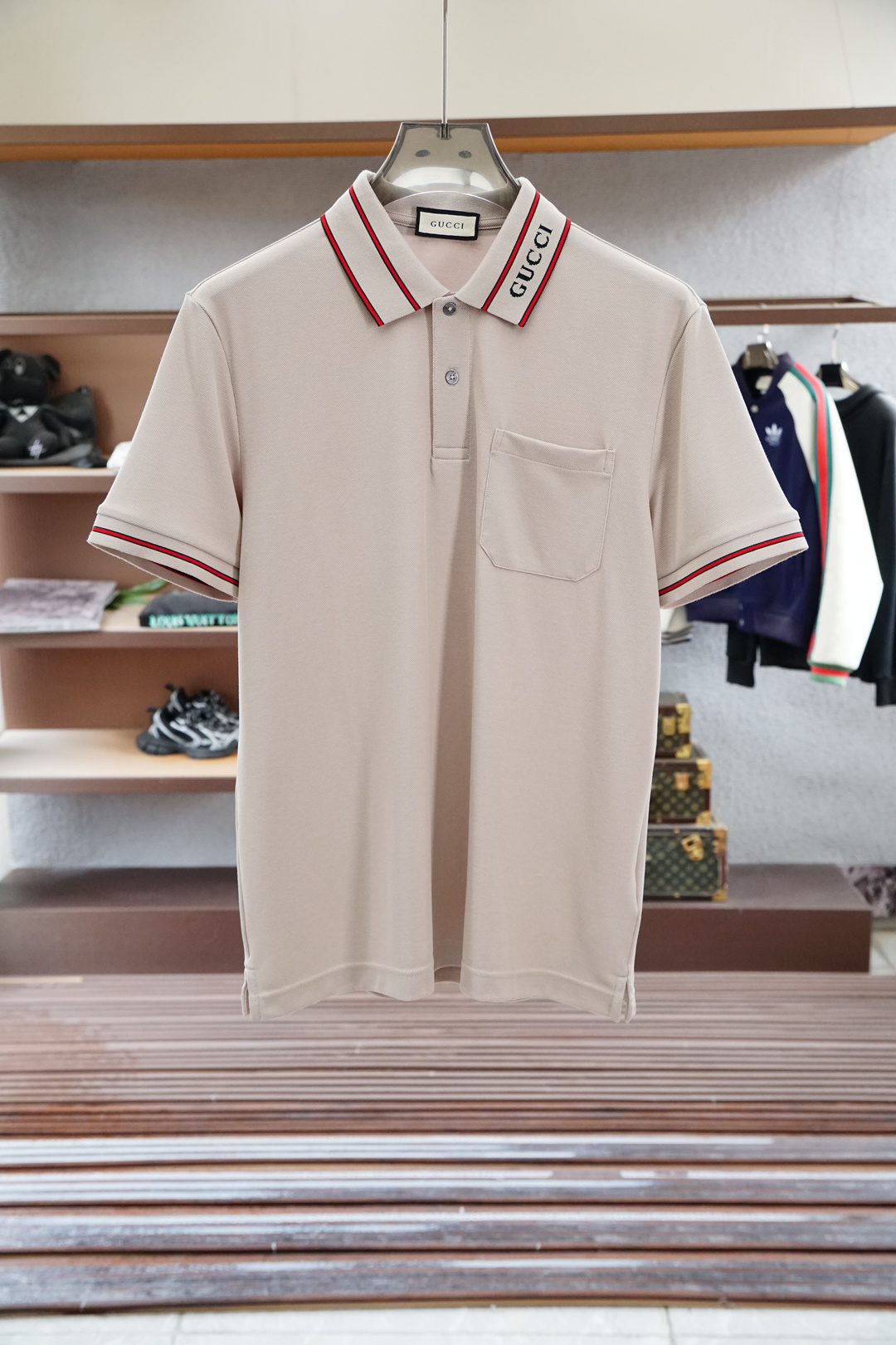 Gucci 古奇
专柜同步2025ss夏季新品,男士胸前经典徽标标识商务休闲撞色领短袖Polo衫!贸易