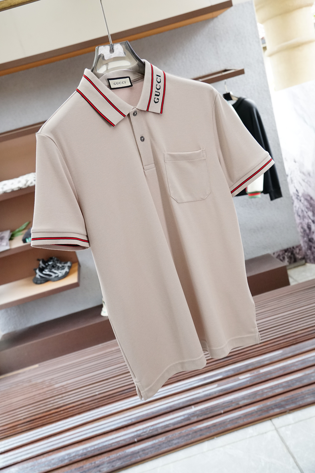 Gucci 古奇
专柜同步2025ss夏季新品,男士胸前经典徽标标识商务休闲撞色领短袖Polo衫!贸易