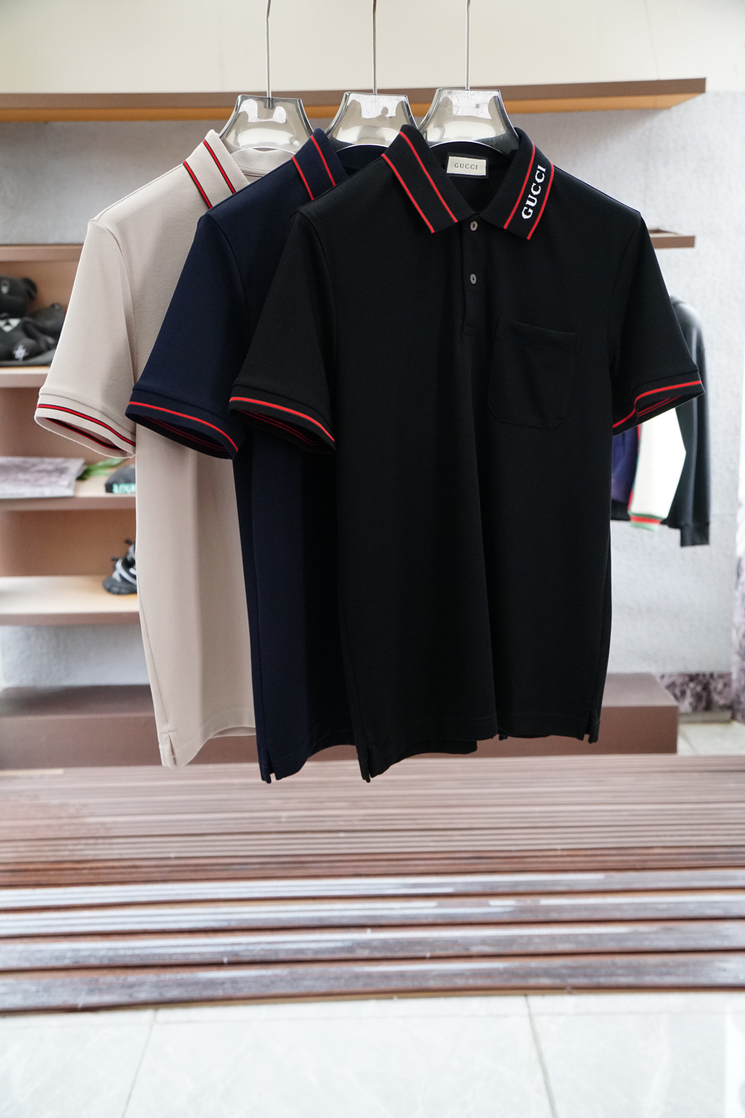 Gucci 古奇
专柜同步2025ss夏季新品,男士胸前经典徽标标识商务休闲撞色领短袖Polo衫!贸易