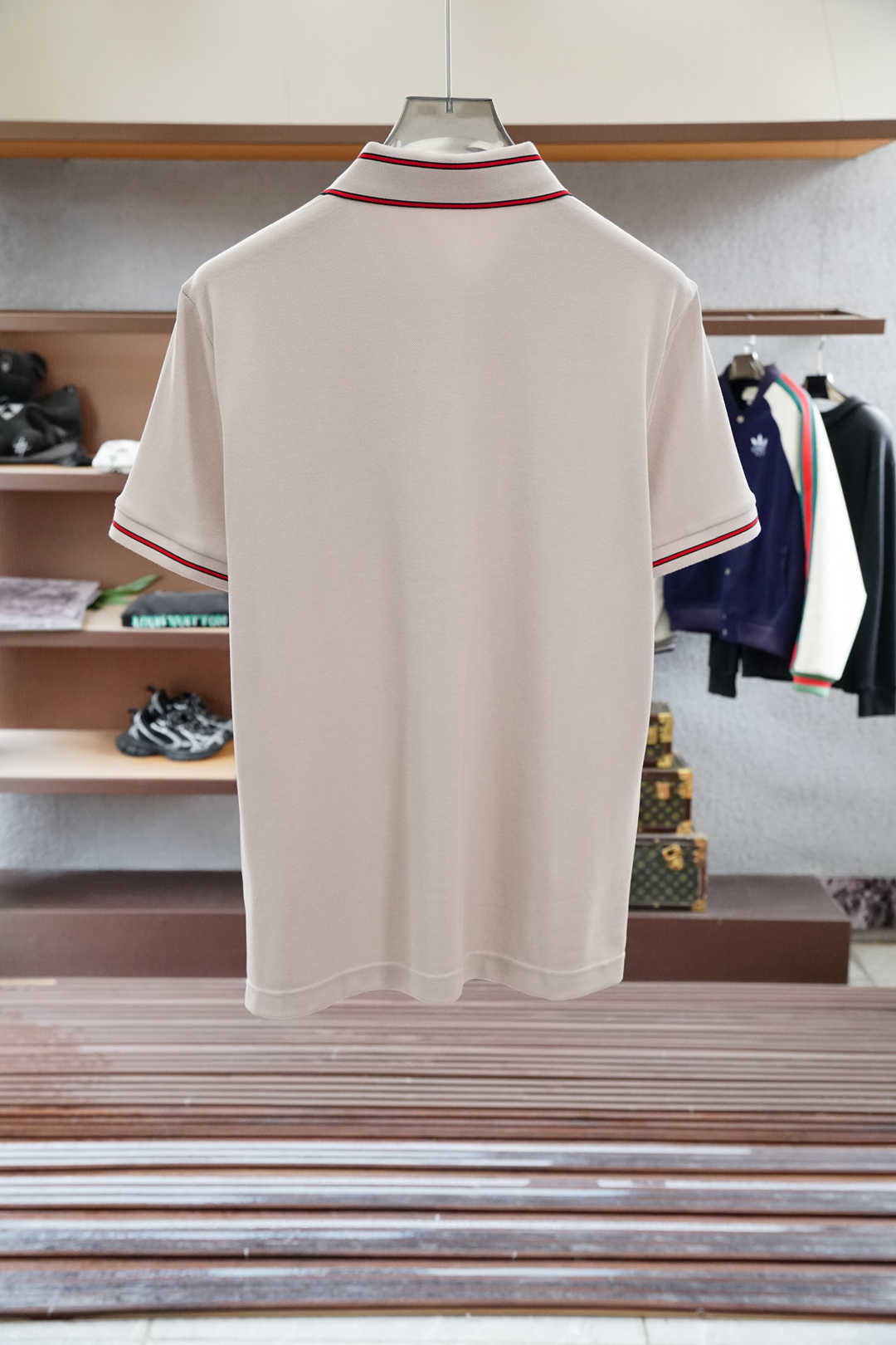Gucci 古奇
专柜同步2025ss夏季新品,男士胸前经典徽标标识商务休闲撞色领短袖Polo衫!贸易