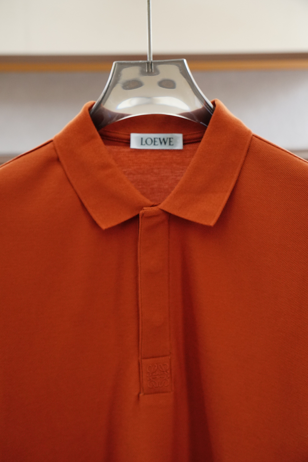 罗意威
Loewe专柜同步2025ss夏季新品,男士胸前经典徽标标识商务休闲撞色领短袖Polo衫!贸易