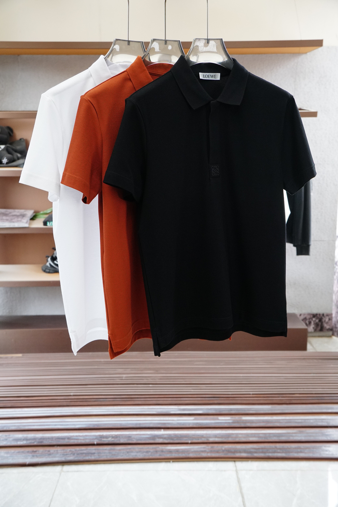 罗意威
Loewe专柜同步2025ss夏季新品,男士胸前经典徽标标识商务休闲撞色领短袖Polo衫!贸易