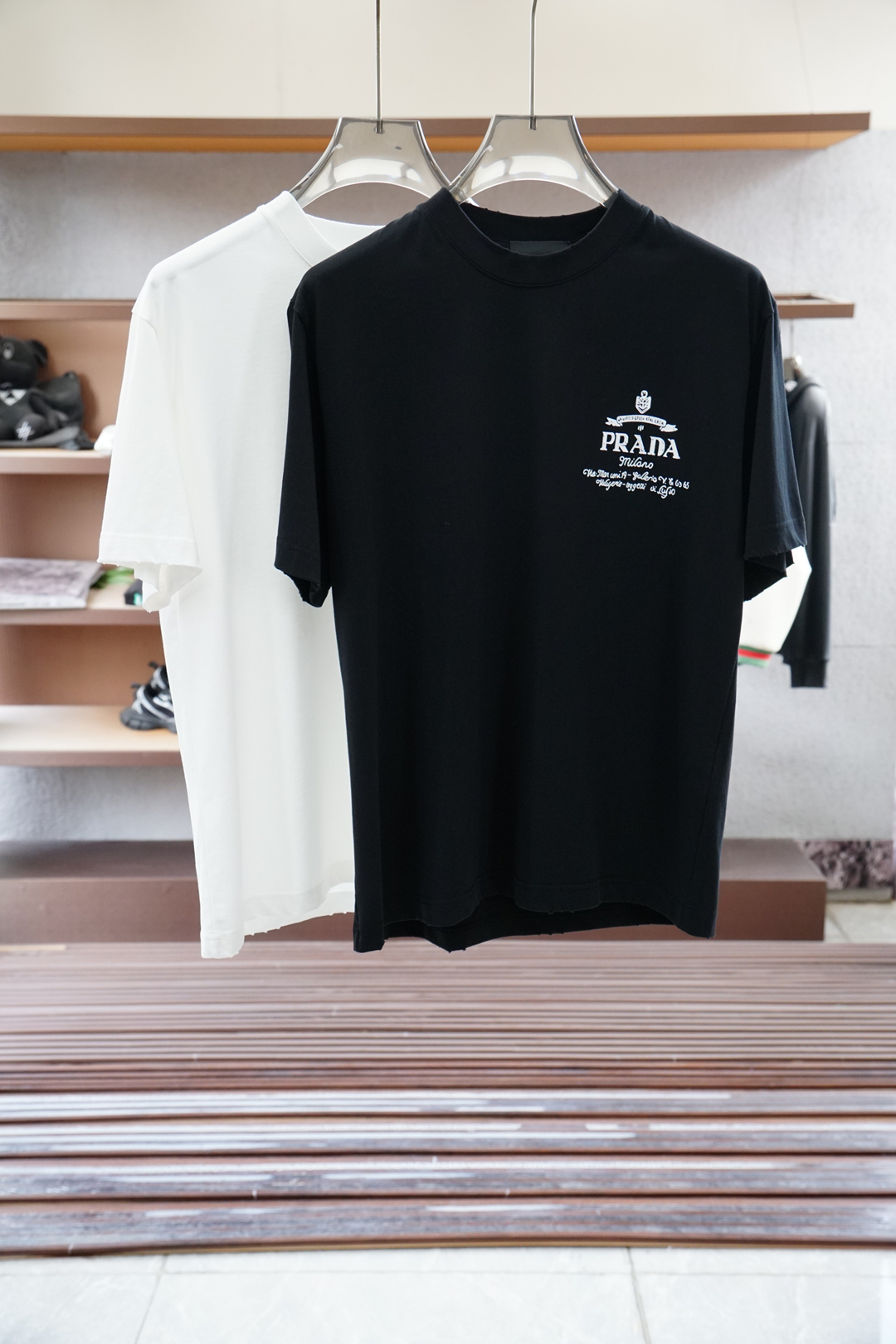 
Prada普拉达-
2025春夏系列新品🇨🇳  
爆款返单推荐🔥🔥🔥
圆领短袖T恤。选用进口欧棉，以天