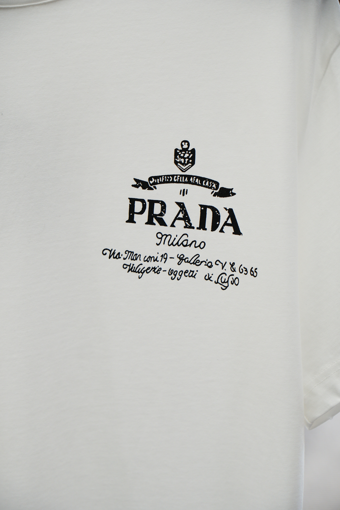 
Prada普拉达-
2025春夏系列新品🇨🇳  
爆款返单推荐🔥🔥🔥
圆领短袖T恤。选用进口欧棉，以天