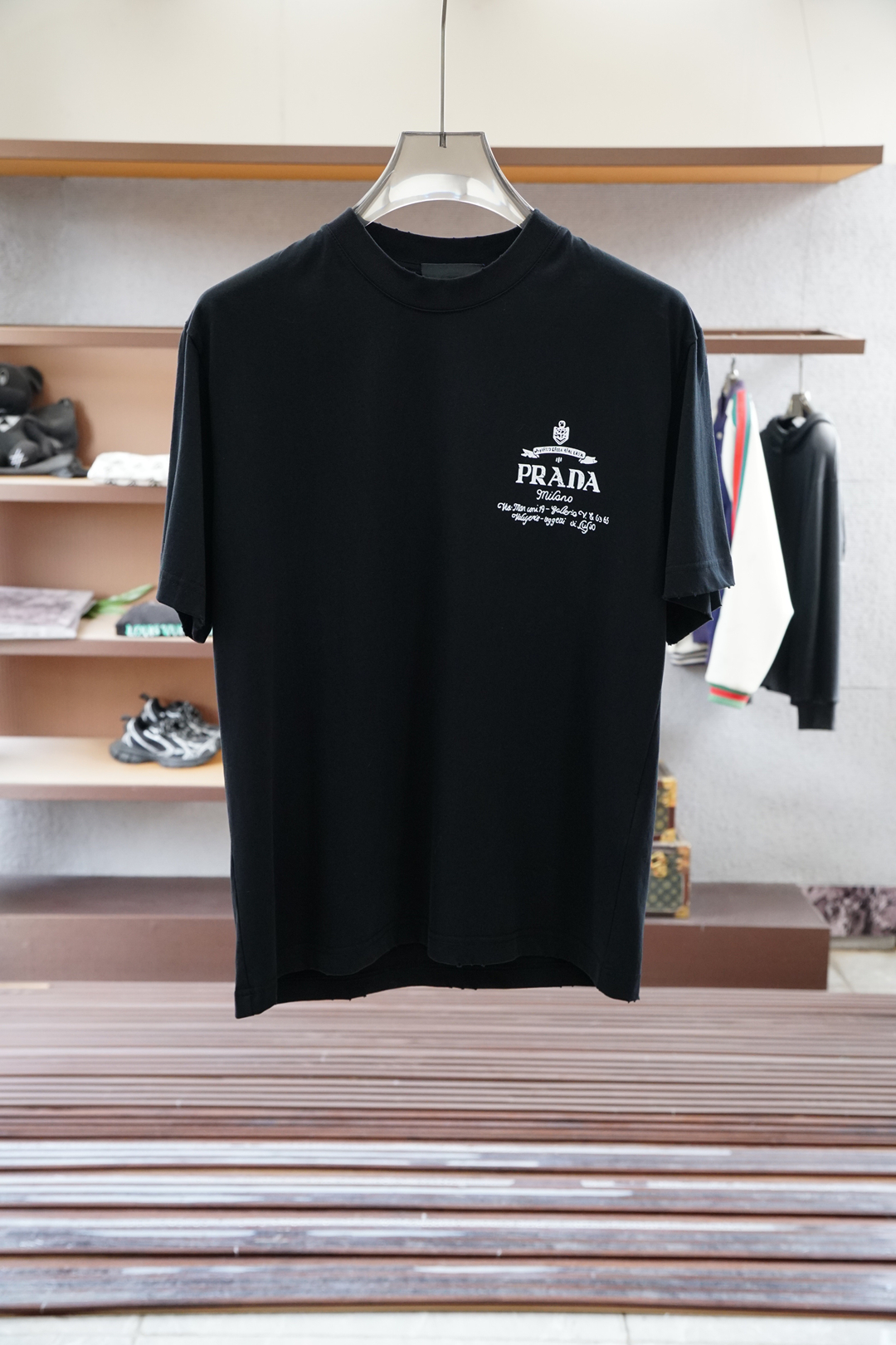 
Prada普拉达-
2025春夏系列新品🇨🇳  
爆款返单推荐🔥🔥🔥
圆领短袖T恤。选用进口欧棉，以天