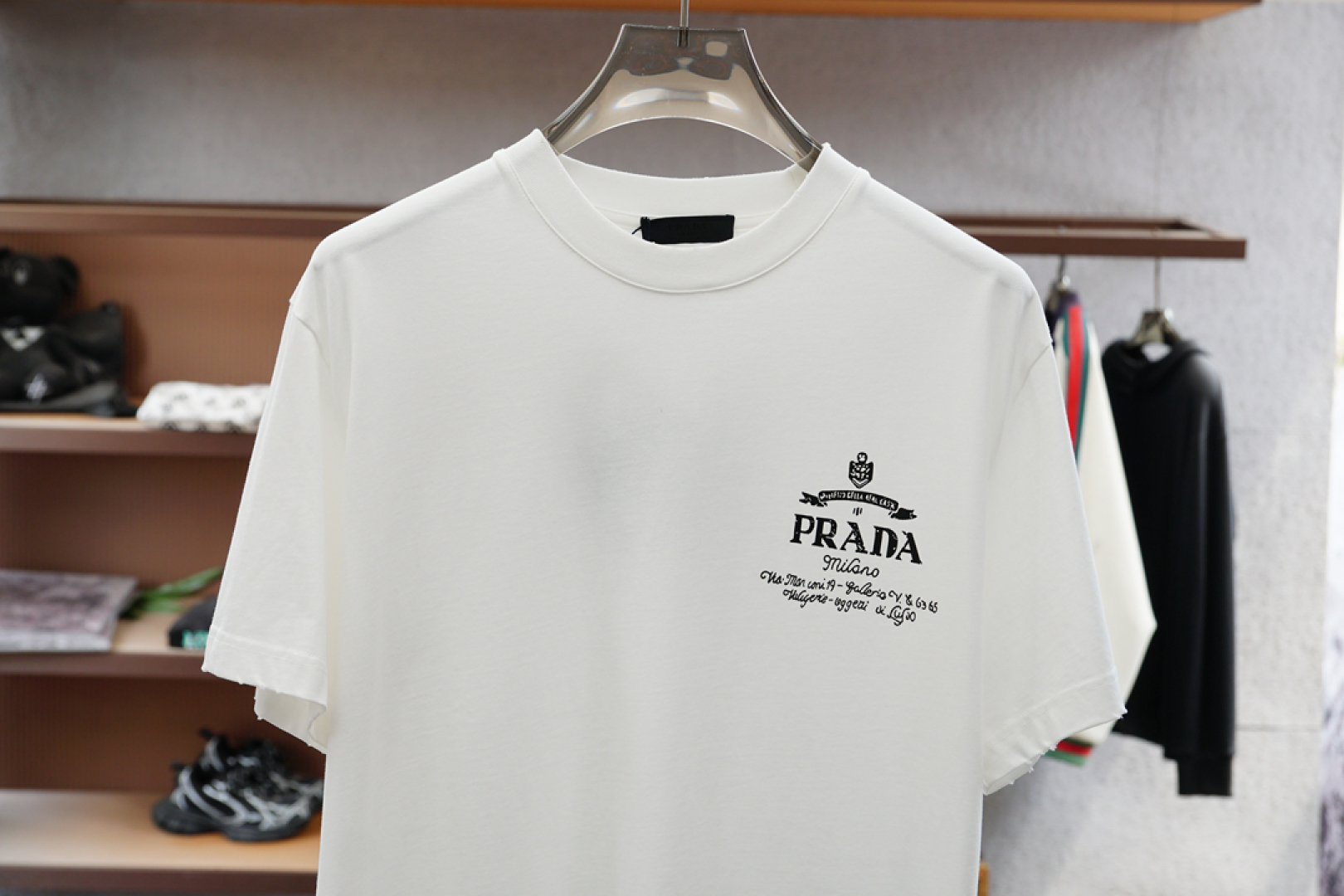 
Prada普拉达-
2025春夏系列新品🇨🇳  
爆款返单推荐🔥🔥🔥
圆领短袖T恤。选用进口欧棉，以天