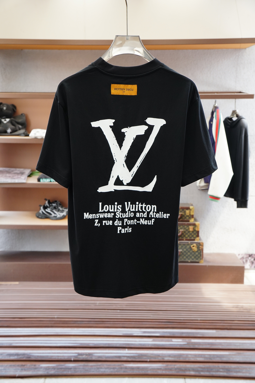 
Lv 路易威登 
2025春夏系列新品🇨🇳  
爆款返单推荐🔥🔥🔥
圆领短袖T恤。选用进口欧棉，以天然