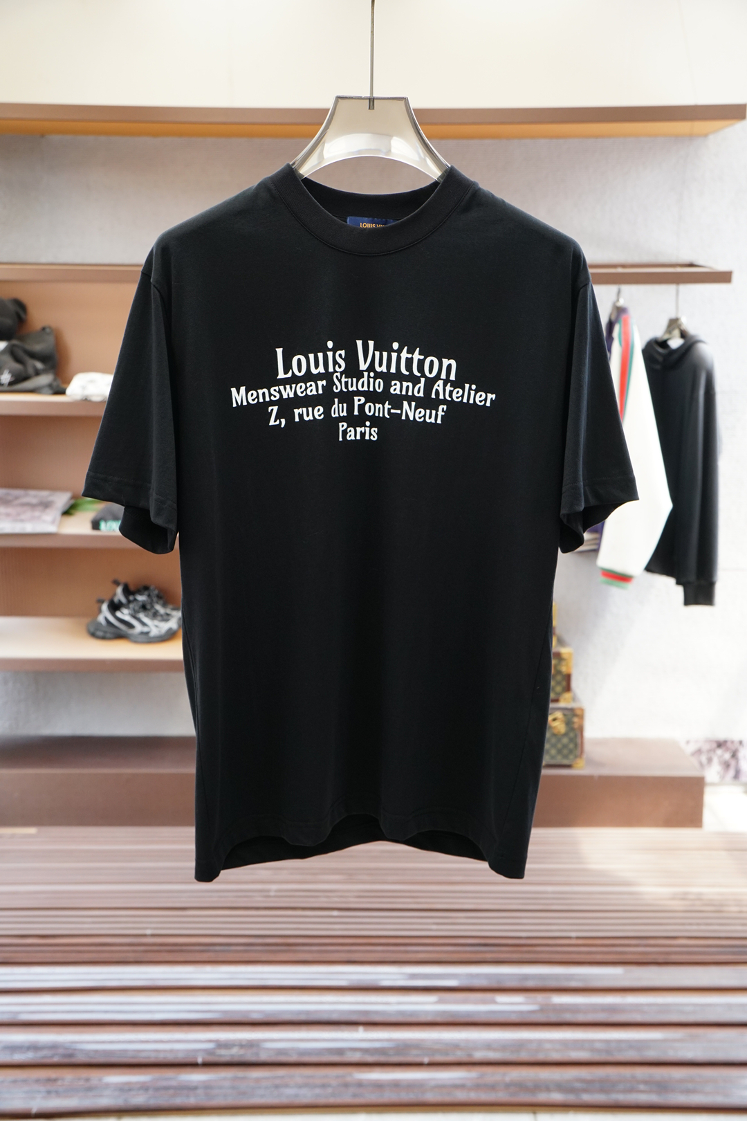 
Lv 路易威登 
2025春夏系列新品🇨🇳  
爆款返单推荐🔥🔥🔥
圆领短袖T恤。选用进口欧棉，以天然