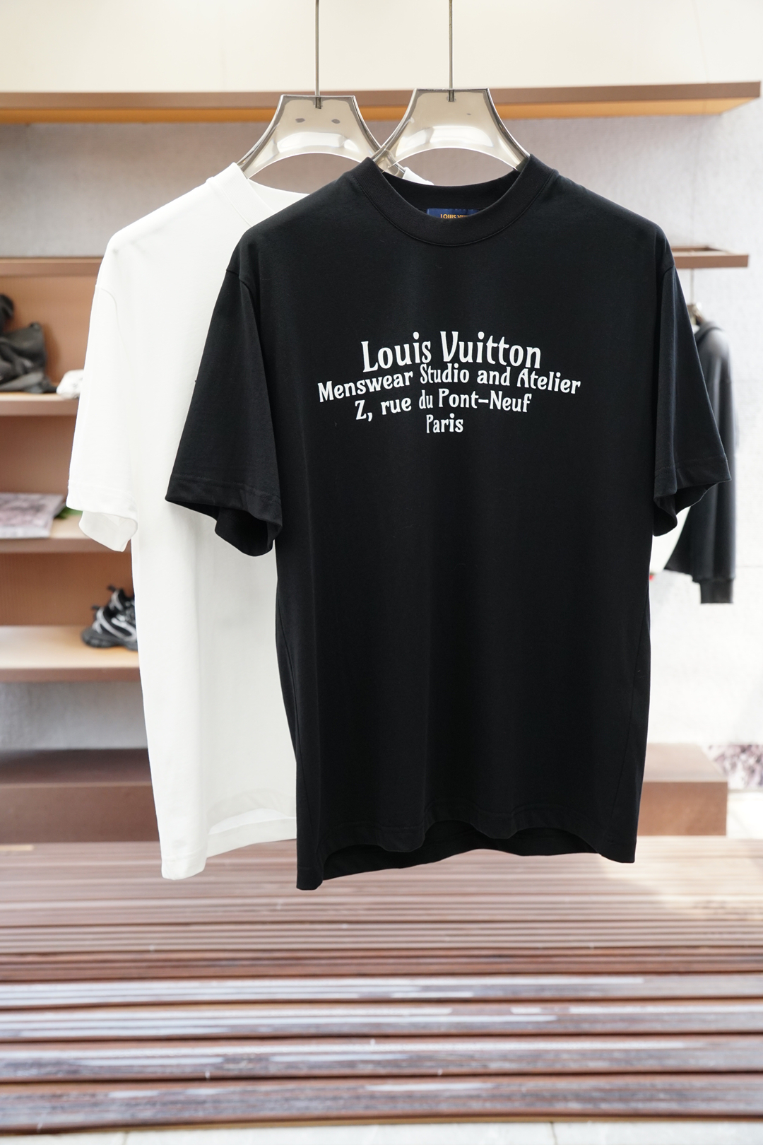 
Lv 路易威登 
2025春夏系列新品🇨🇳  
爆款返单推荐🔥🔥🔥
圆领短袖T恤。选用进口欧棉，以天然