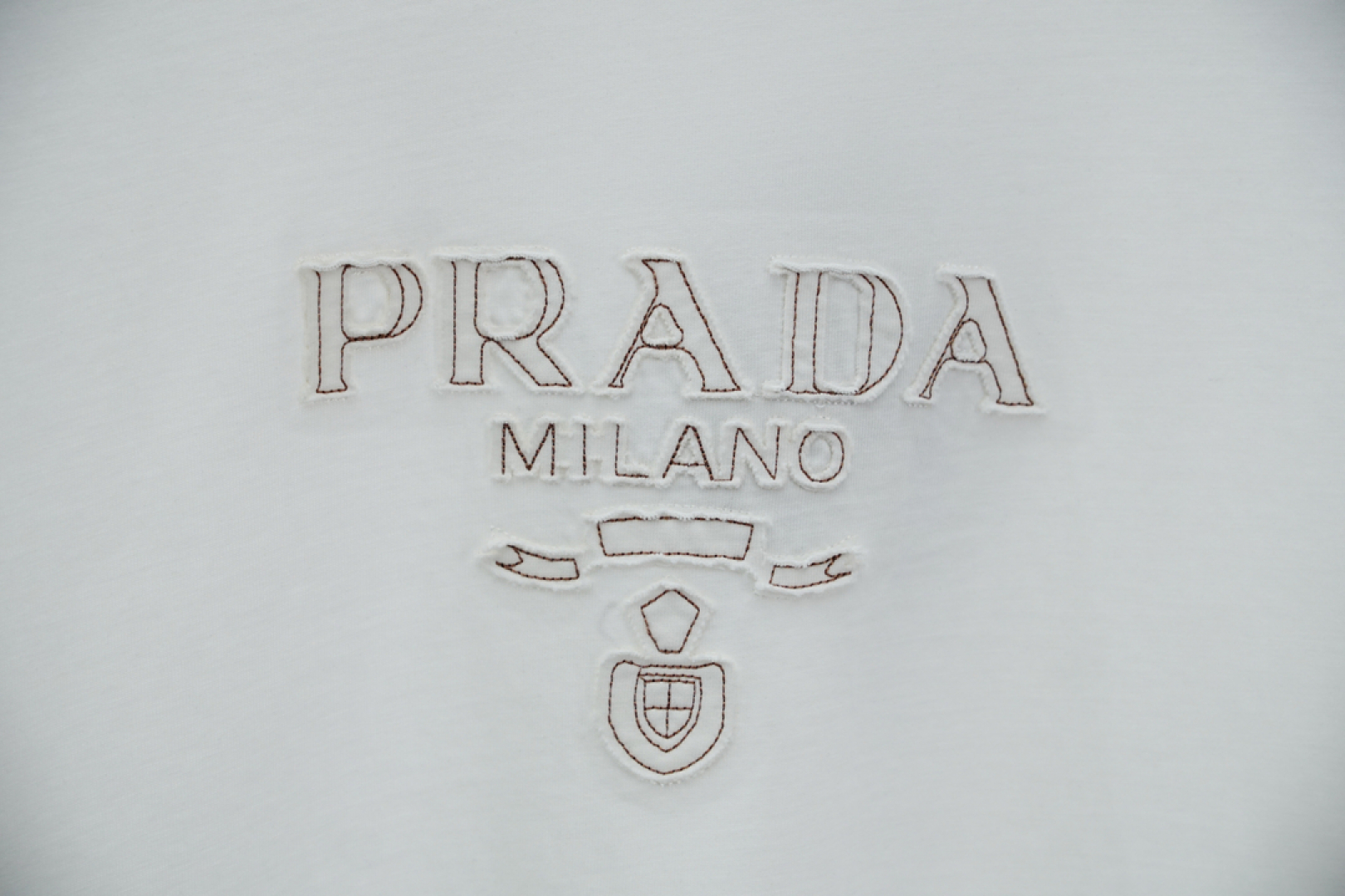 
Prada 普拉达，
2025春夏系列新品🇨🇳  
爆款返单推荐🔥🔥🔥
圆领短袖T恤。选用进口欧棉，以