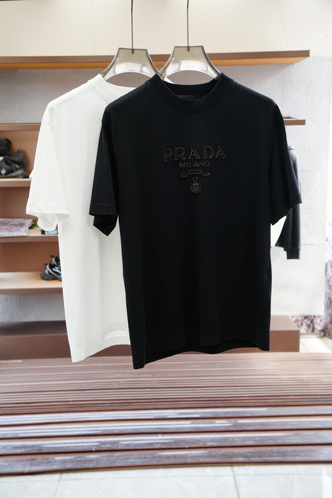 
Prada 普拉达，
2025春夏系列新品🇨🇳  
爆款返单推荐🔥🔥🔥
圆领短袖T恤。选用进口欧棉，以