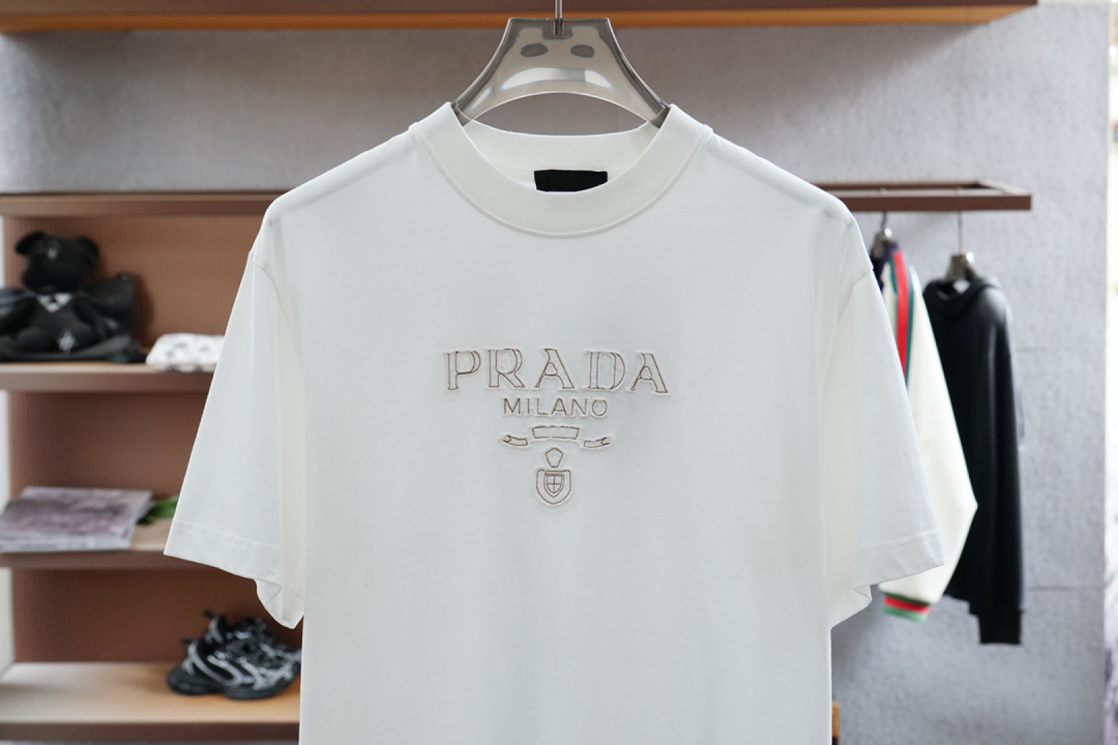 
Prada 普拉达，
2025春夏系列新品🇨🇳  
爆款返单推荐🔥🔥🔥
圆领短袖T恤。选用进口欧棉，以