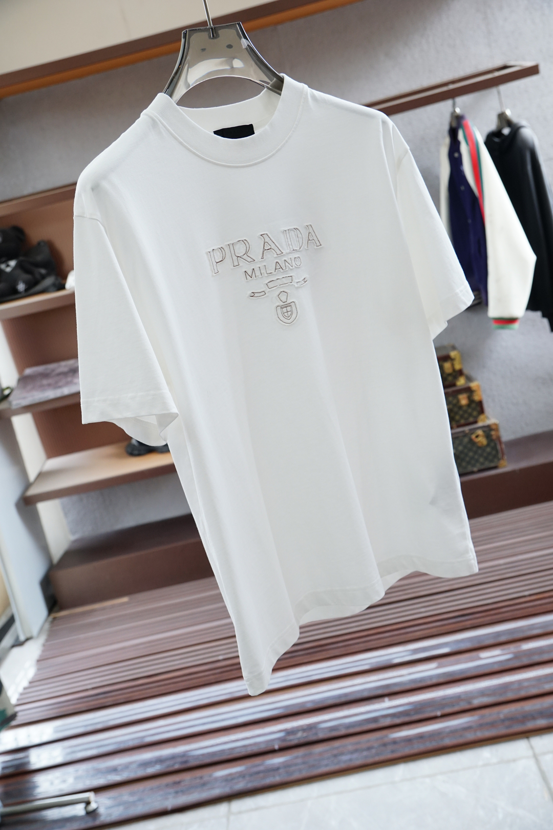 
Prada 普拉达，
2025春夏系列新品🇨🇳  
爆款返单推荐🔥🔥🔥
圆领短袖T恤。选用进口欧棉，以