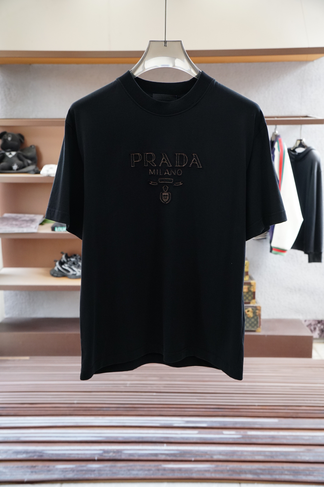 
Prada 普拉达，
2025春夏系列新品🇨🇳  
爆款返单推荐🔥🔥🔥
圆领短袖T恤。选用进口欧棉，以