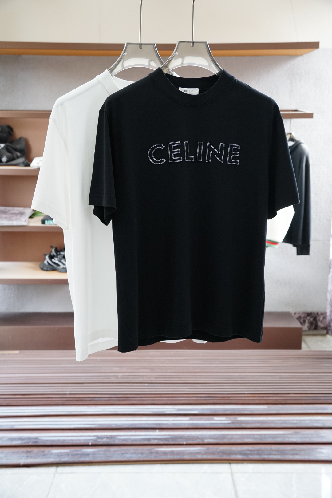 
Celine-
2025春夏系列新品🇨🇳  
爆款返单推荐🔥🔥🔥
圆领短袖T恤。选用进口欧棉，以天然植