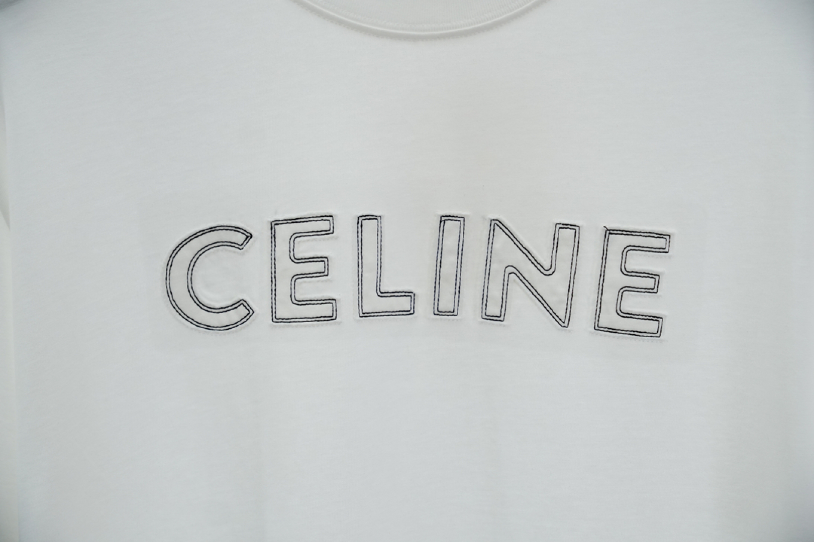 
Celine-
2025春夏系列新品🇨🇳  
爆款返单推荐🔥🔥🔥
圆领短袖T恤。选用进口欧棉，以天然植