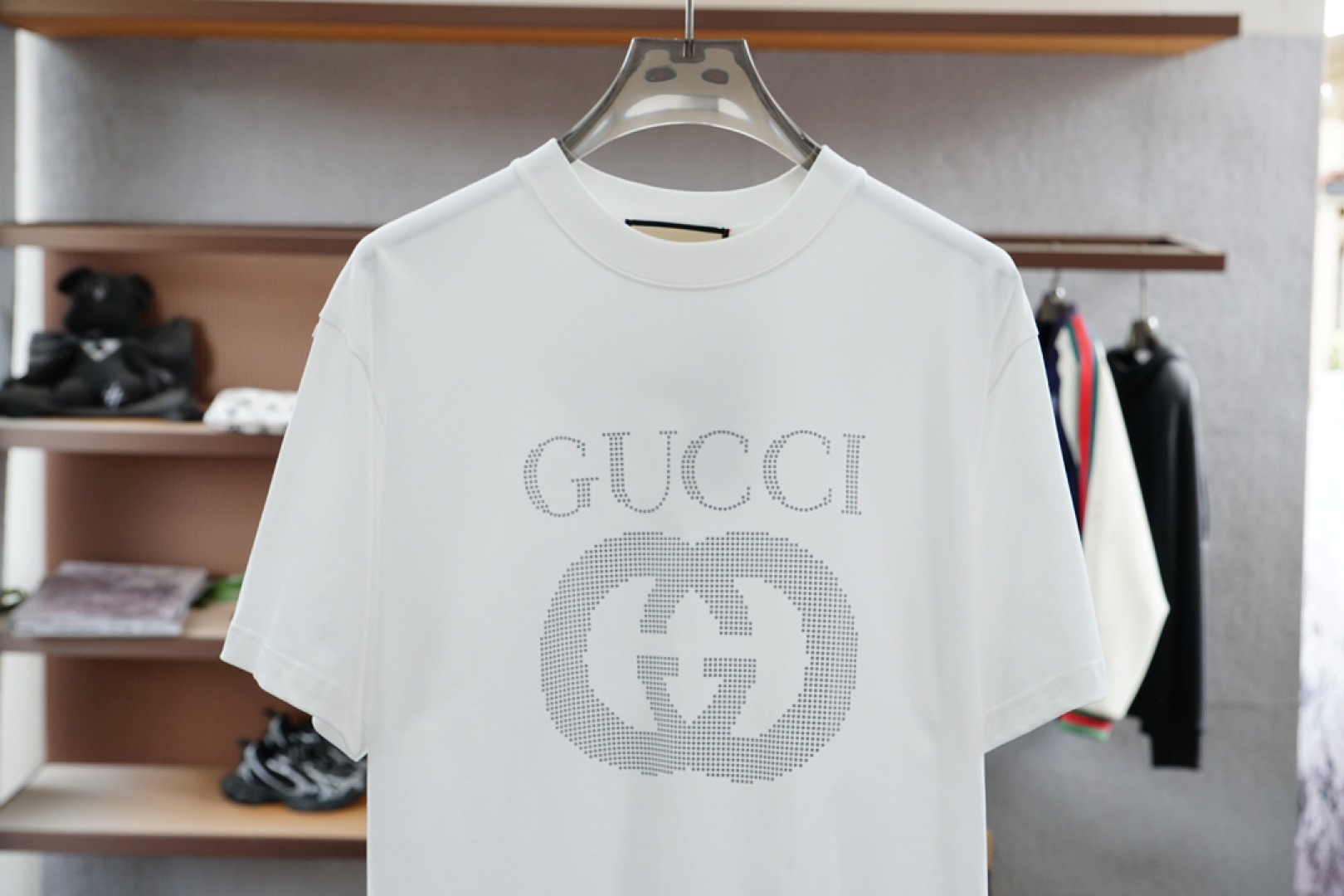 
Gucci 古奇
2025春夏系列新品🇨🇳  
爆款返单推荐🔥🔥🔥
圆领短袖T恤。选用进口欧棉，以天然