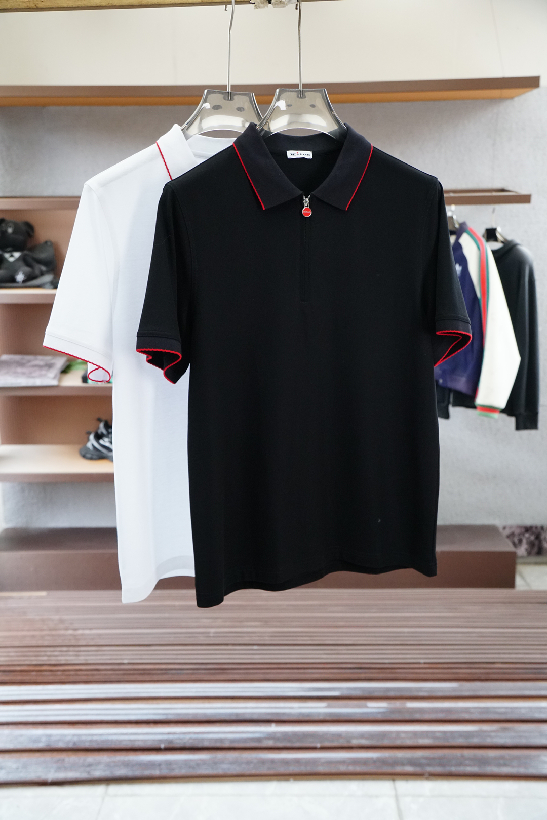 
Kiton 
重磅推荐！2025早春。新品 专柜在售 时尚高端男装Polo-胸前Logo个性时尚/进口