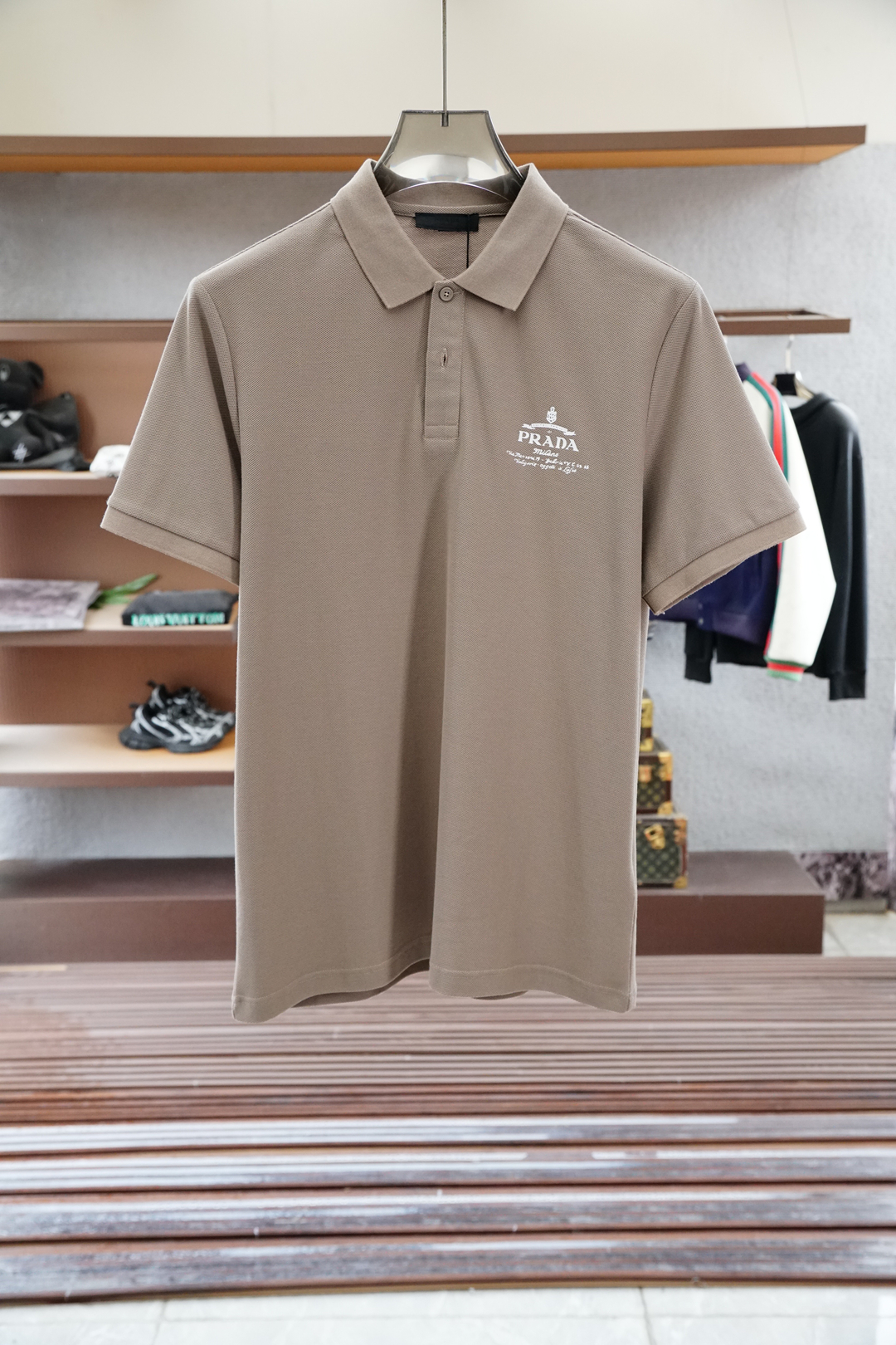 
普拉达 Prada
重磅推荐！2025早春。新品 专柜在售 时尚高端男装Polo-胸前Logo个性时尚