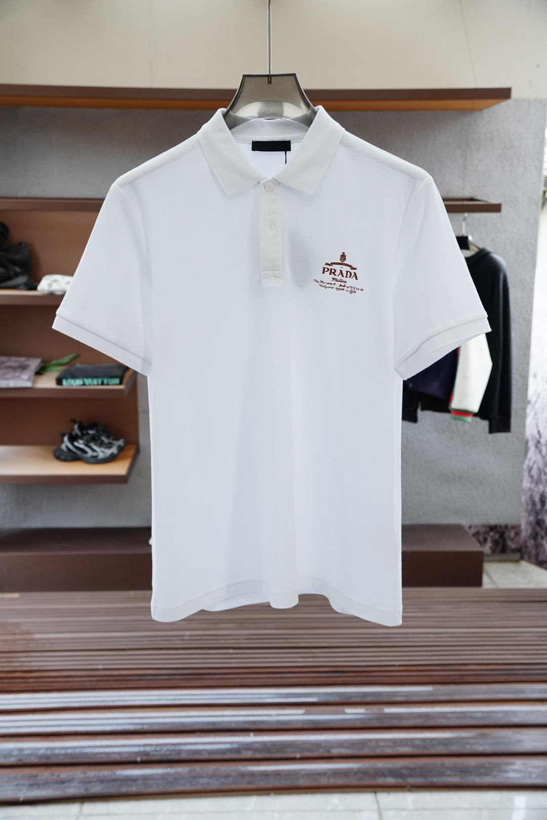 
Prada 普拉达
重磅推荐！2025早春。新品 专柜在售 时尚高端男装Polo-胸前Logo个性时尚