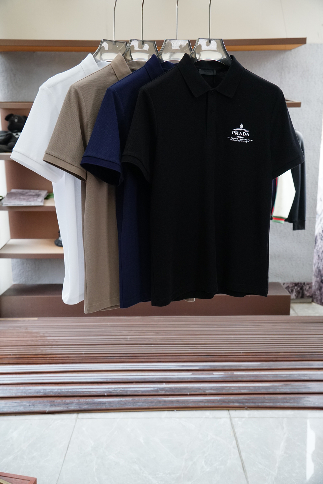 
Prada 普拉达
重磅推荐！2025早春。新品 专柜在售 时尚高端男装Polo-胸前Logo个性时尚