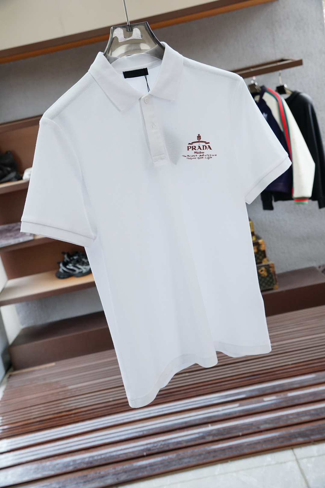 
Prada 普拉达
重磅推荐！2025早春。新品 专柜在售 时尚高端男装Polo-胸前Logo个性时尚