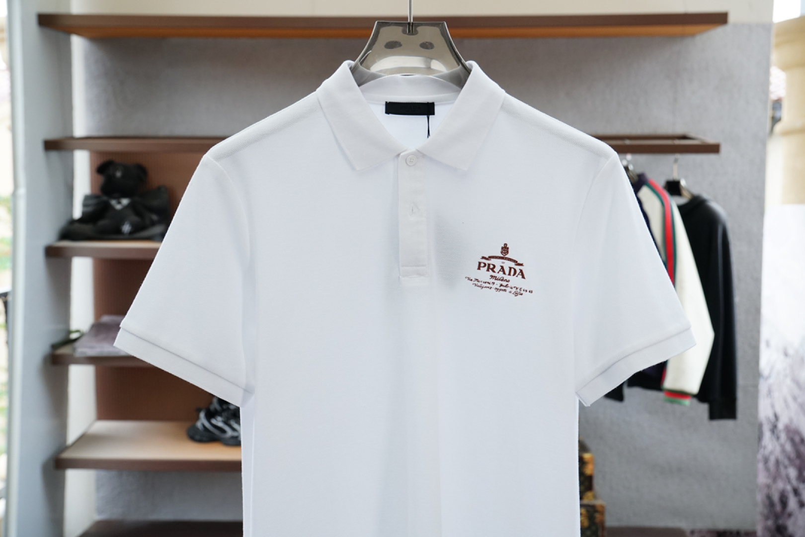 
Prada 普拉达
重磅推荐！2025早春。新品 专柜在售 时尚高端男装Polo-胸前Logo个性时尚