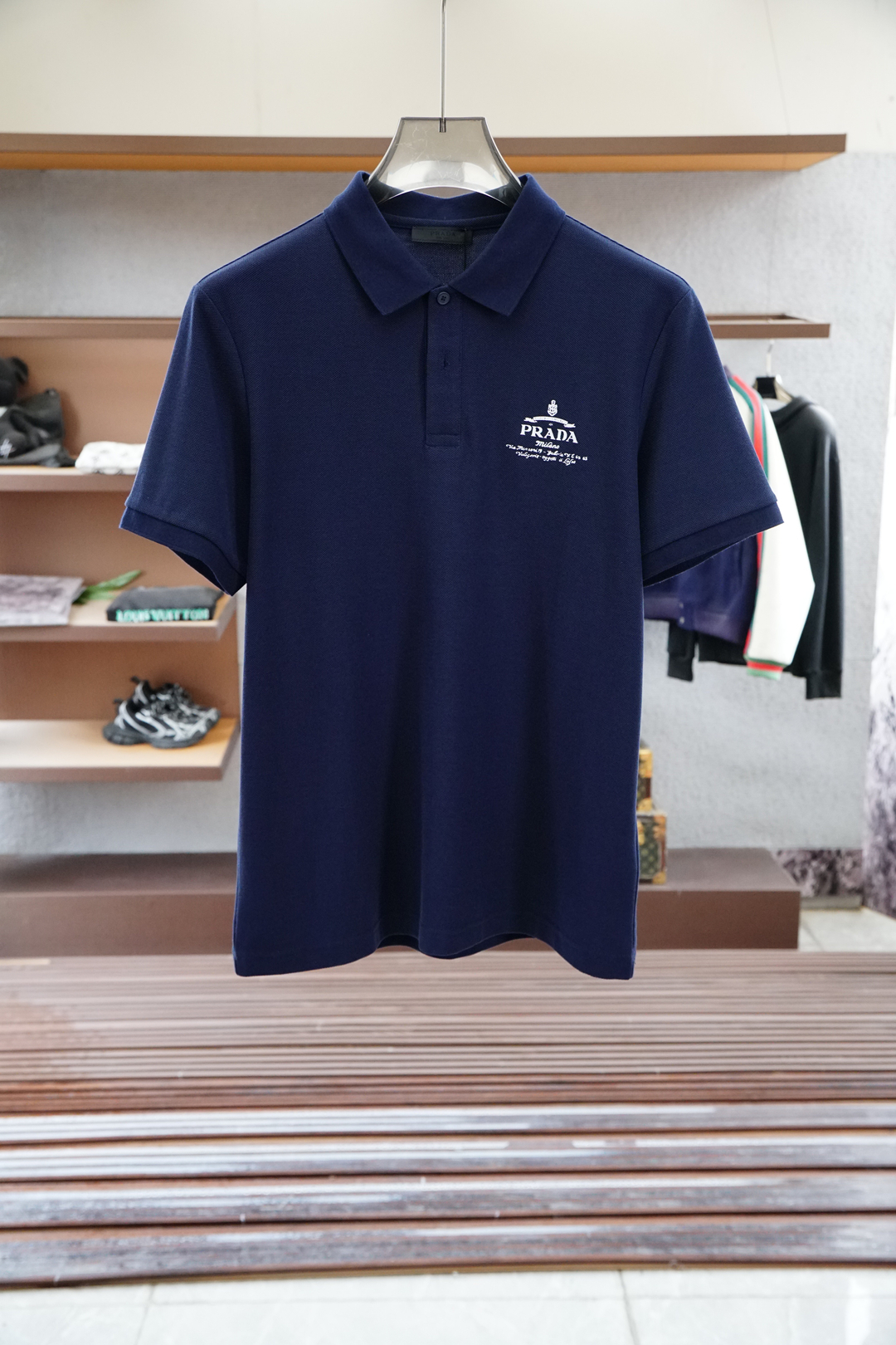 
Prada 普拉达
重磅推荐！2025早春。新品 专柜在售 时尚高端男装Polo-胸前Logo个性时尚