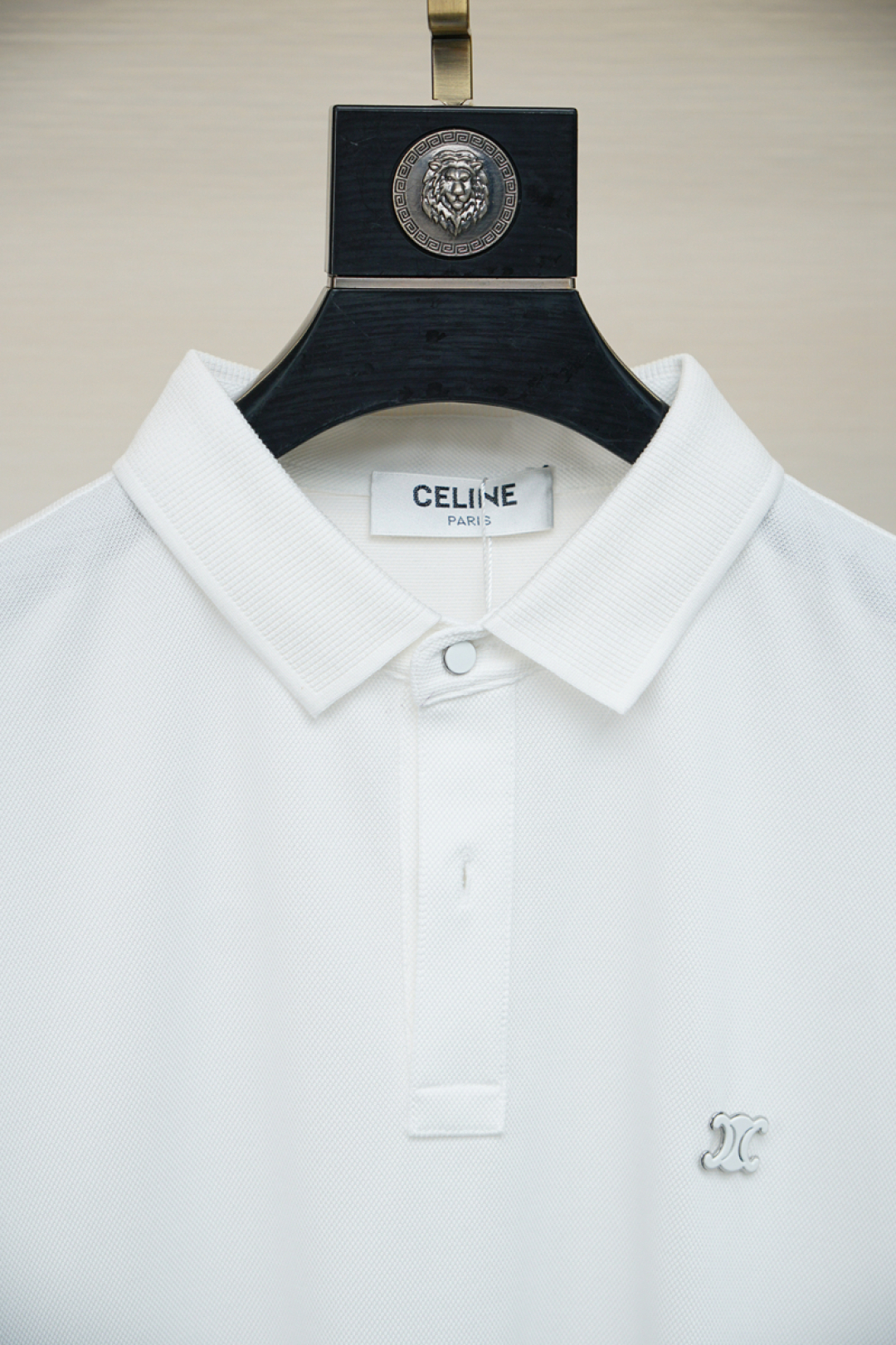
Celine 瑟琳-2025ss夏季新款翻领Polo衫 男士短袖！ 材质讲究的同时 整体的设计颇具时尚