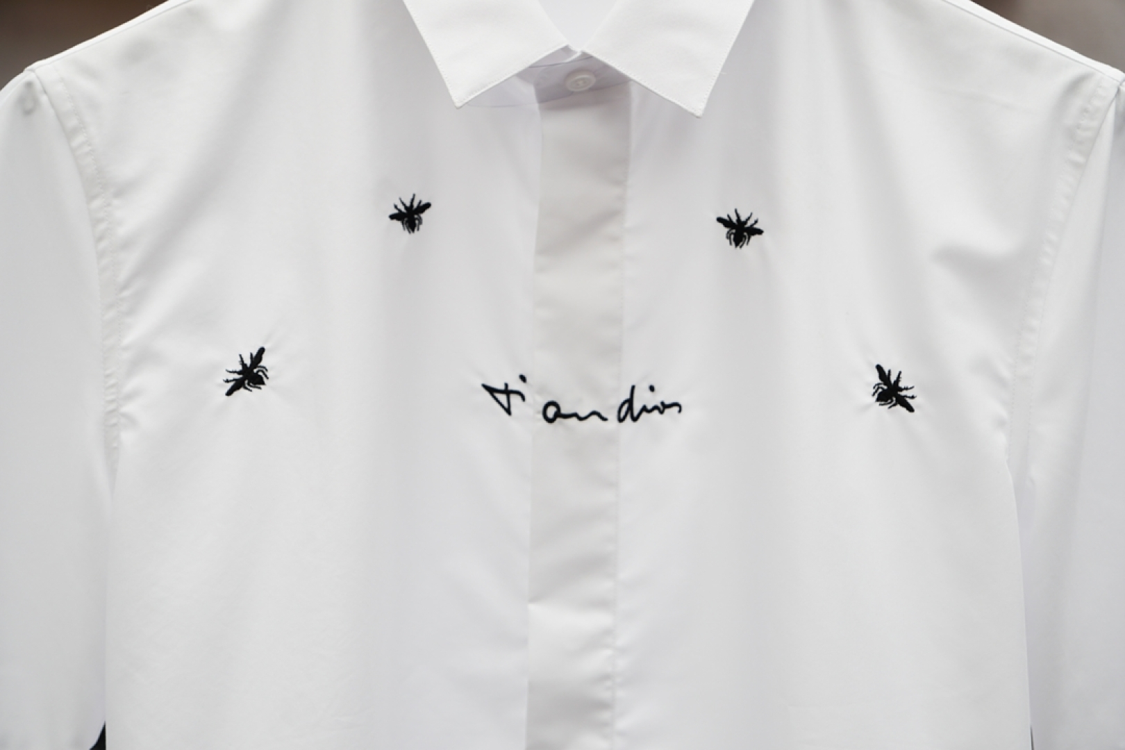 
Dior
迪奥，2025夏款短袖衬衫
翻领宽松尖领衬衣 同步官网发售 面料丝滑有光泽，免烫抗皱垂感十足
