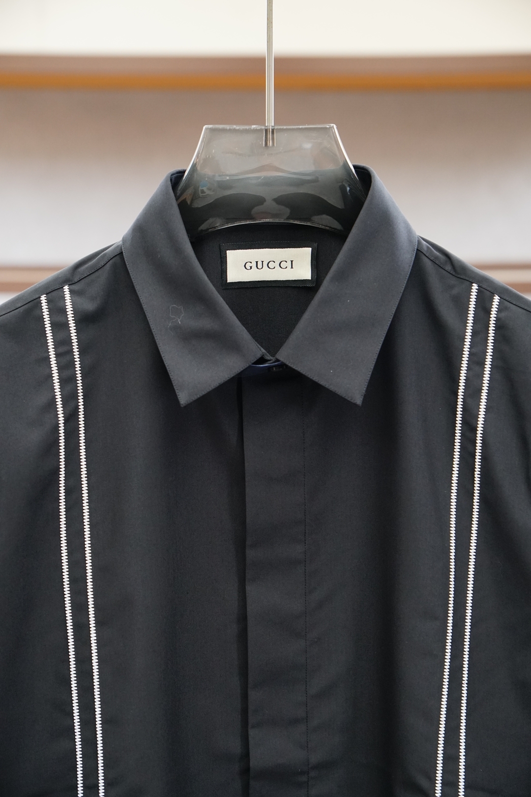 
Dior
迪奥，2025夏款短袖衬衫
翻领宽松尖领衬衣 同步官网发售 面料丝滑有光泽，免烫抗皱垂感十足