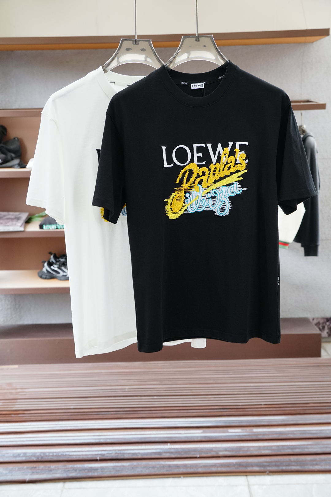 
罗意威 Loewe 
2025ss夏季新款 男士 圆领T恤短袖
胸前印花家图案 采用进口数码直喷，图案