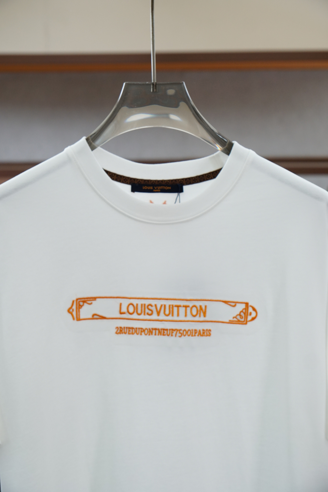 
Lv 
2025ss夏季新款 H家男士 圆领T恤短袖
胸前印花家图案 采用进口数码绣花，图案栩栩如生，