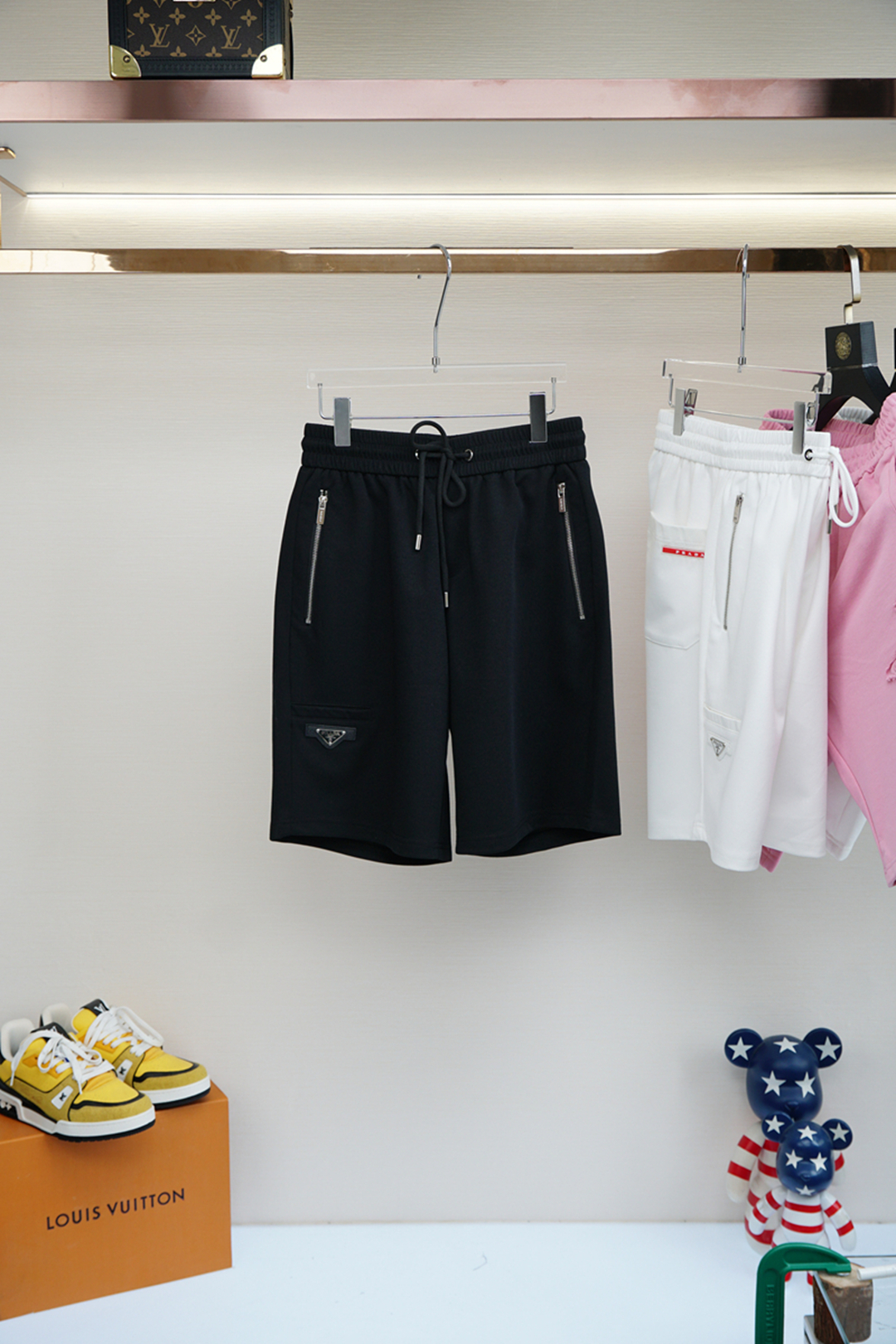 
普拉达 Prada，
2025爆款短裤，精选超薄纯棉面料，细滑舒适的穿着感，刺绣Logo满满高级感风格
